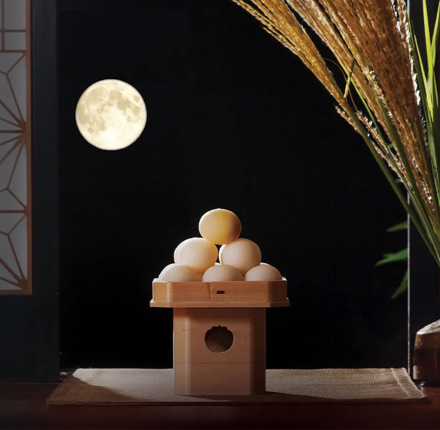 Items relevant to the traditions of tsukimi are framed in this photo: tsukimi dango, susuki grass, and the full moon