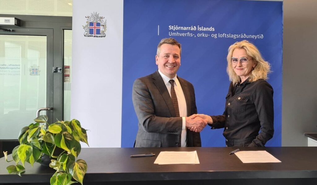 Guðlaugur Þór Þórðarson, umhverfis-, orku- og loftslagsráðherra, og Heiða Björg Hilmisdóttir, formaður stjórnar Sambands íslenskra sveitarfélaga, undirrituðu samninginn. Mynd af vef stjórnarráðsins.