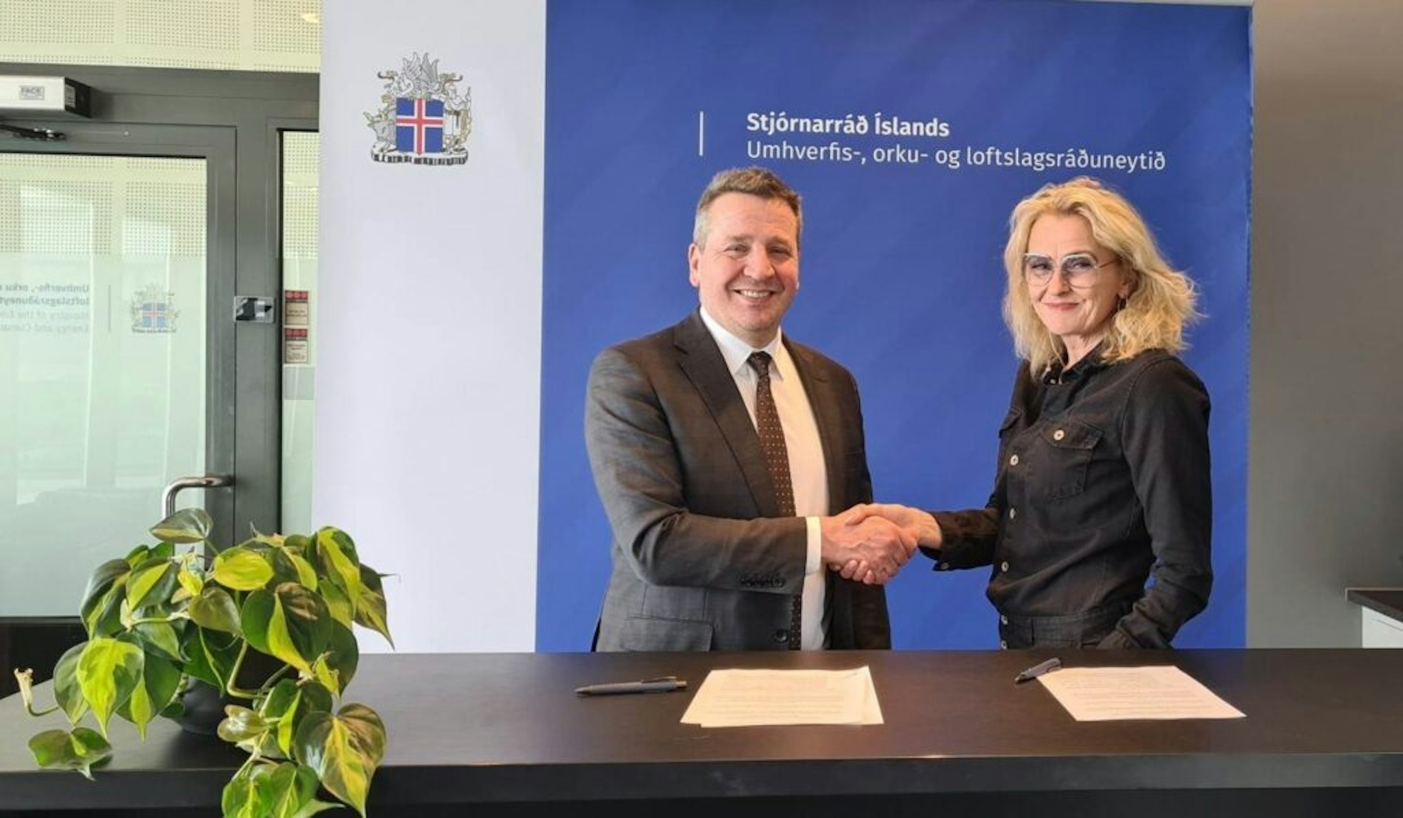 Guðlaugur Þór Þórðarson, umhverfis-, orku- og loftslagsráðherra, og Heiða Björg Hilmisdóttir, formaður stjórnar Sambands íslenskra sveitarfélaga, undirrituðu samninginn. Mynd af vef stjórnarráðsins.