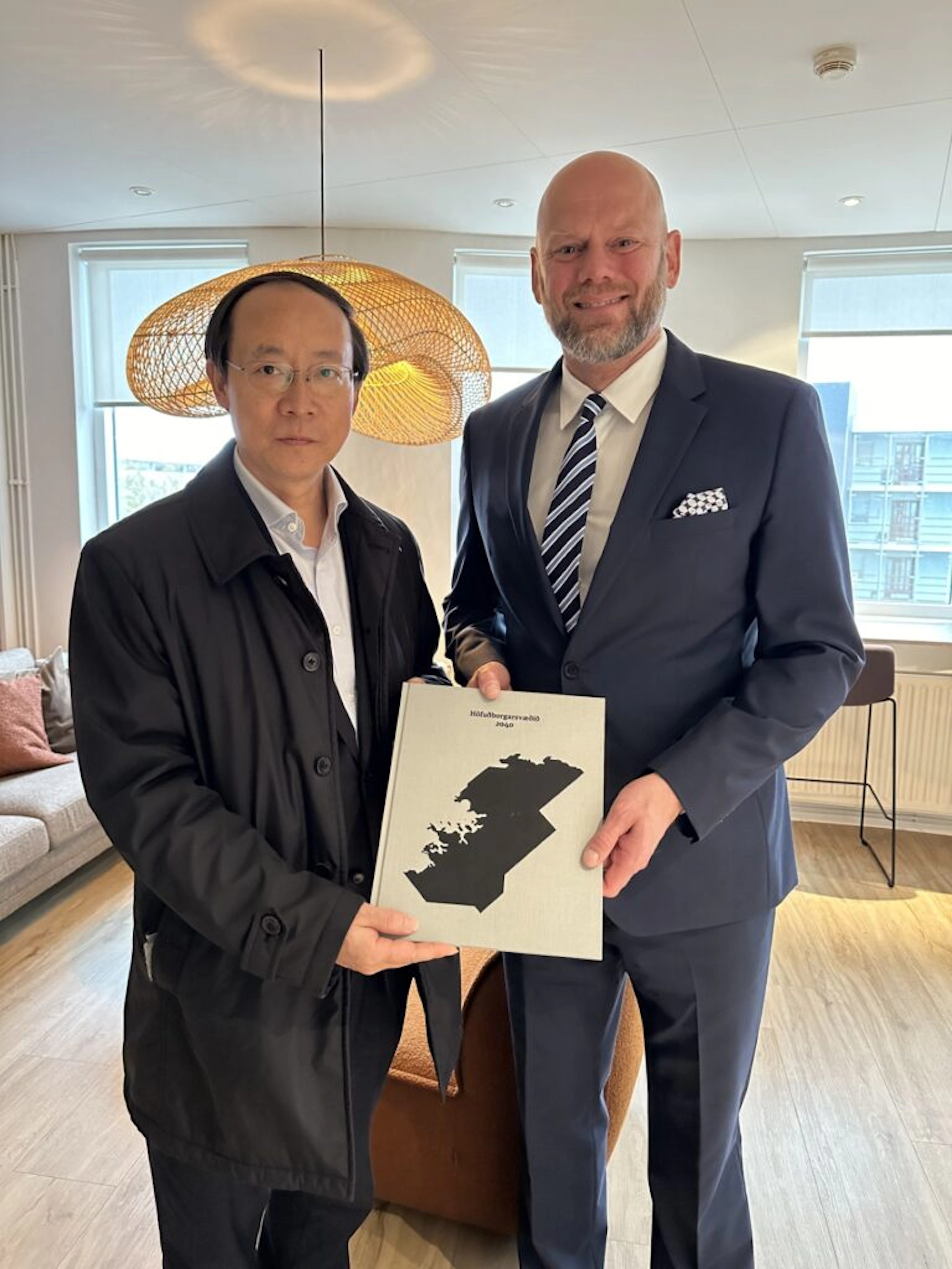 Chen Zhiyong, aðstoðarborgarstjóri Chengdu, og Arnar Þór Sævarsson, framkvæmdastjóri Sambands íslenskra sveitarfélaga eftir fundinn.