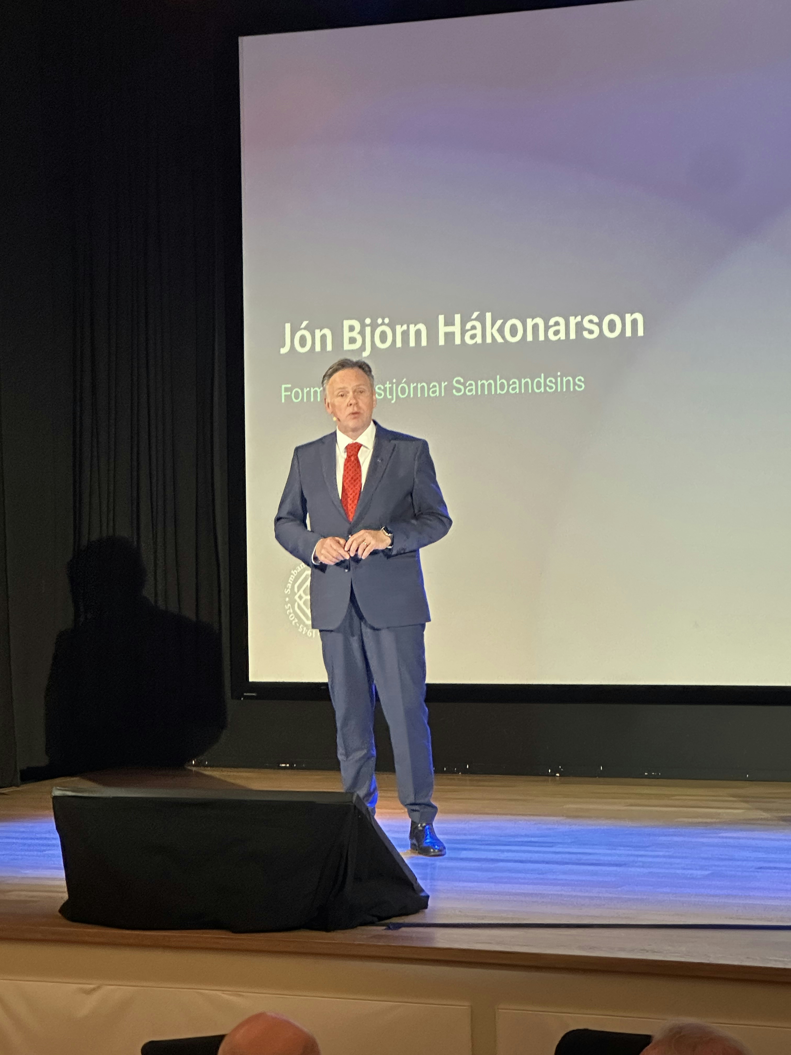 Jón Björn Hákonarson, formaður stjórnar Sambandsins, flytur opnunarávarp ráðstefnunnar.