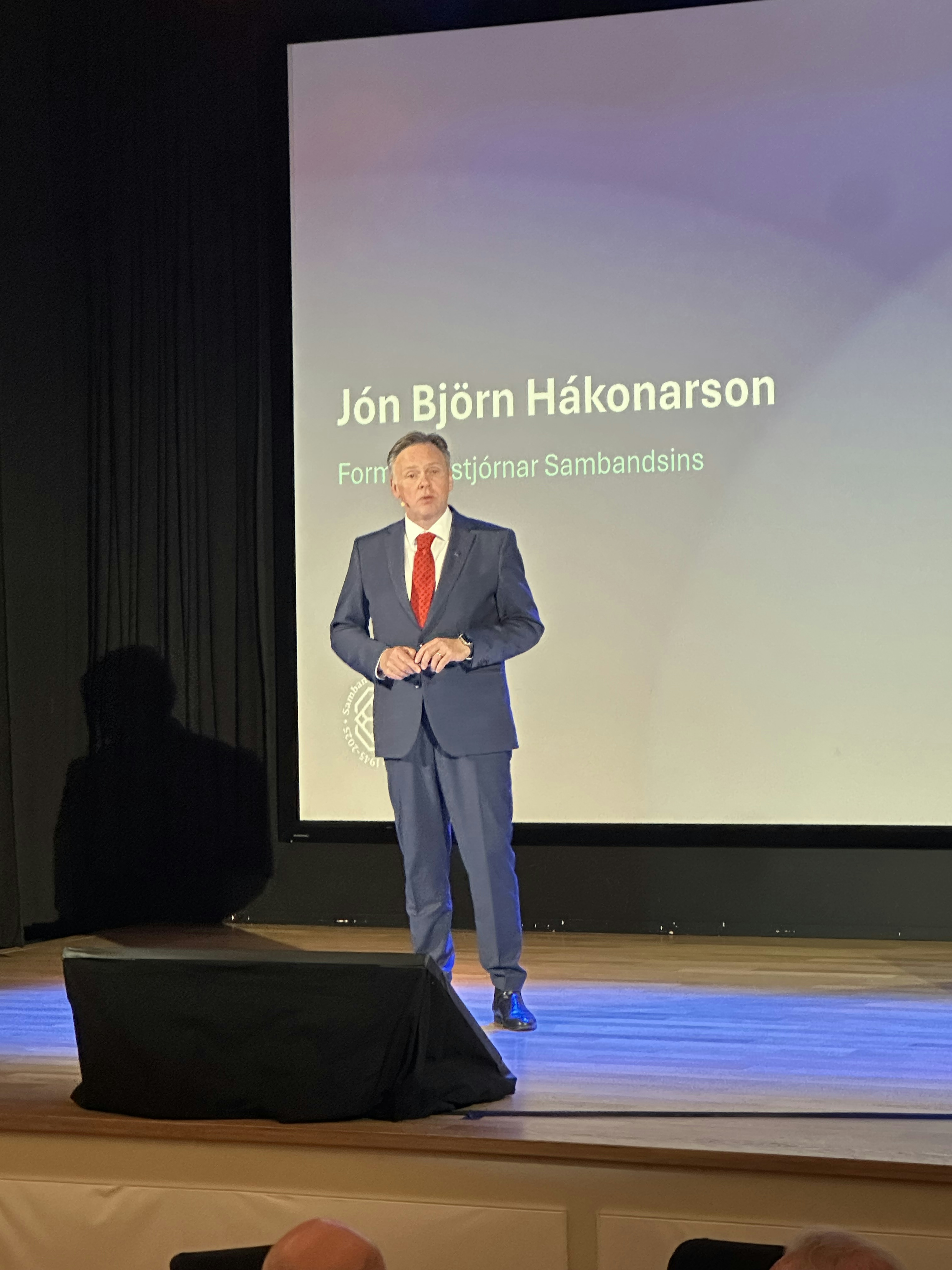 Jón Björn Hákonarson, formaður stjórnar Sambandsins, flytur opnunarávarp ráðstefnunnar. 