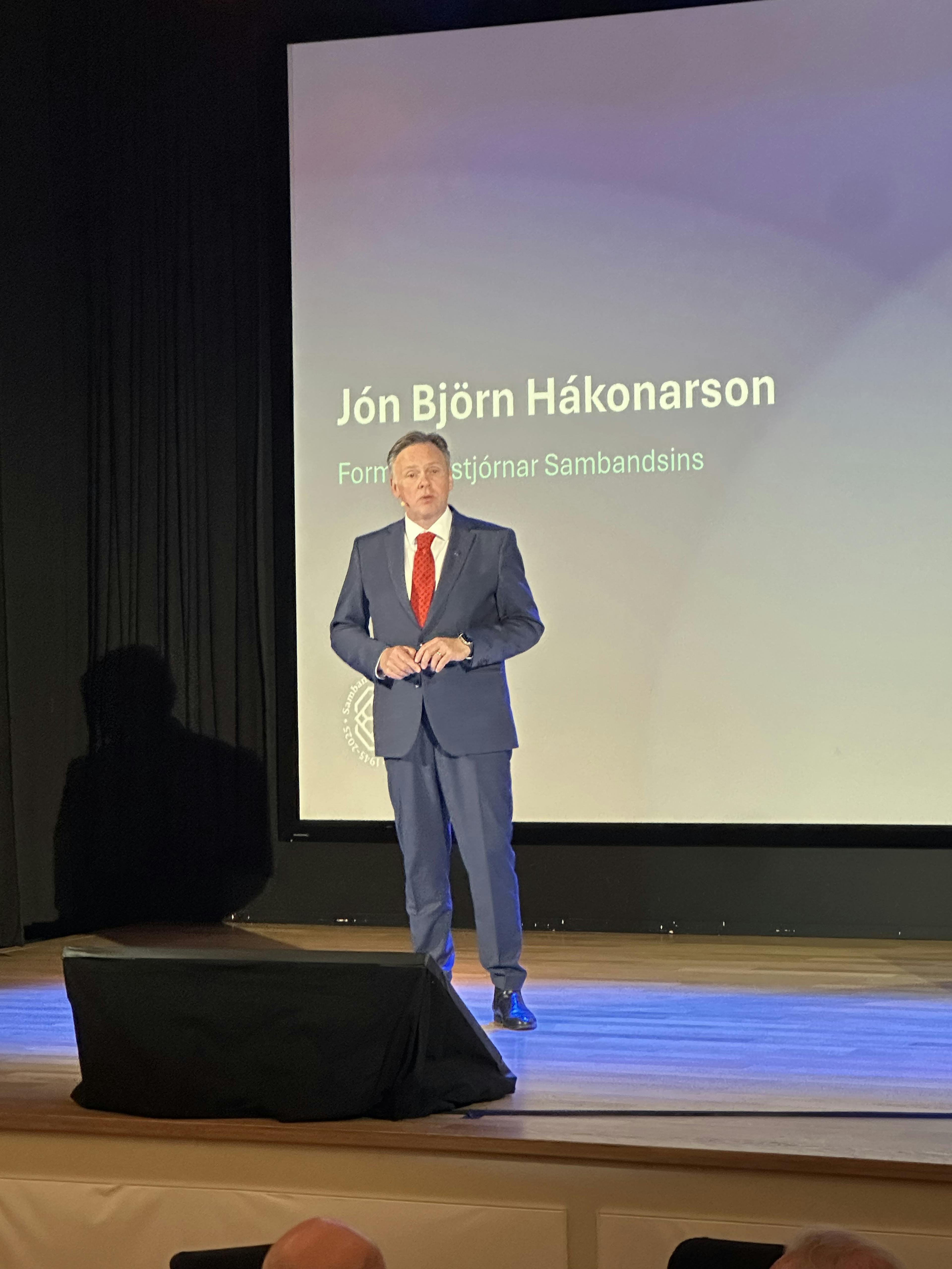 Jón Björn Hákonarson, formaður stjórnar Sambandsins, flytur opnunarávarp ráðstefnunnar. 