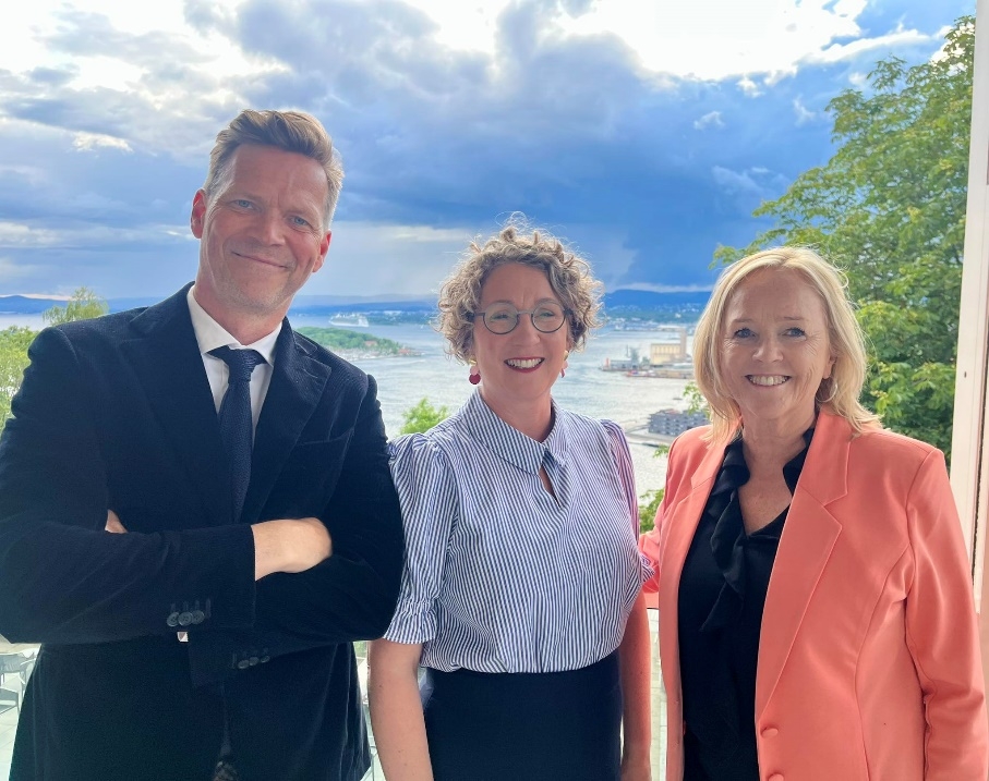 Fulltrúar Íslands á fundinum; Óttar F. Gíslason, starfsmaður Sambandsins, Nanný Arna Guðmundsdóttir, bæjarfulltrúi í Ísafjarðarbæ og fulltrúi í stjórn Sambandsins og Margrét Sanders, bæjarfulltrúi í Reykjanesbæ og varaformaður stjórnar Sambandsins.