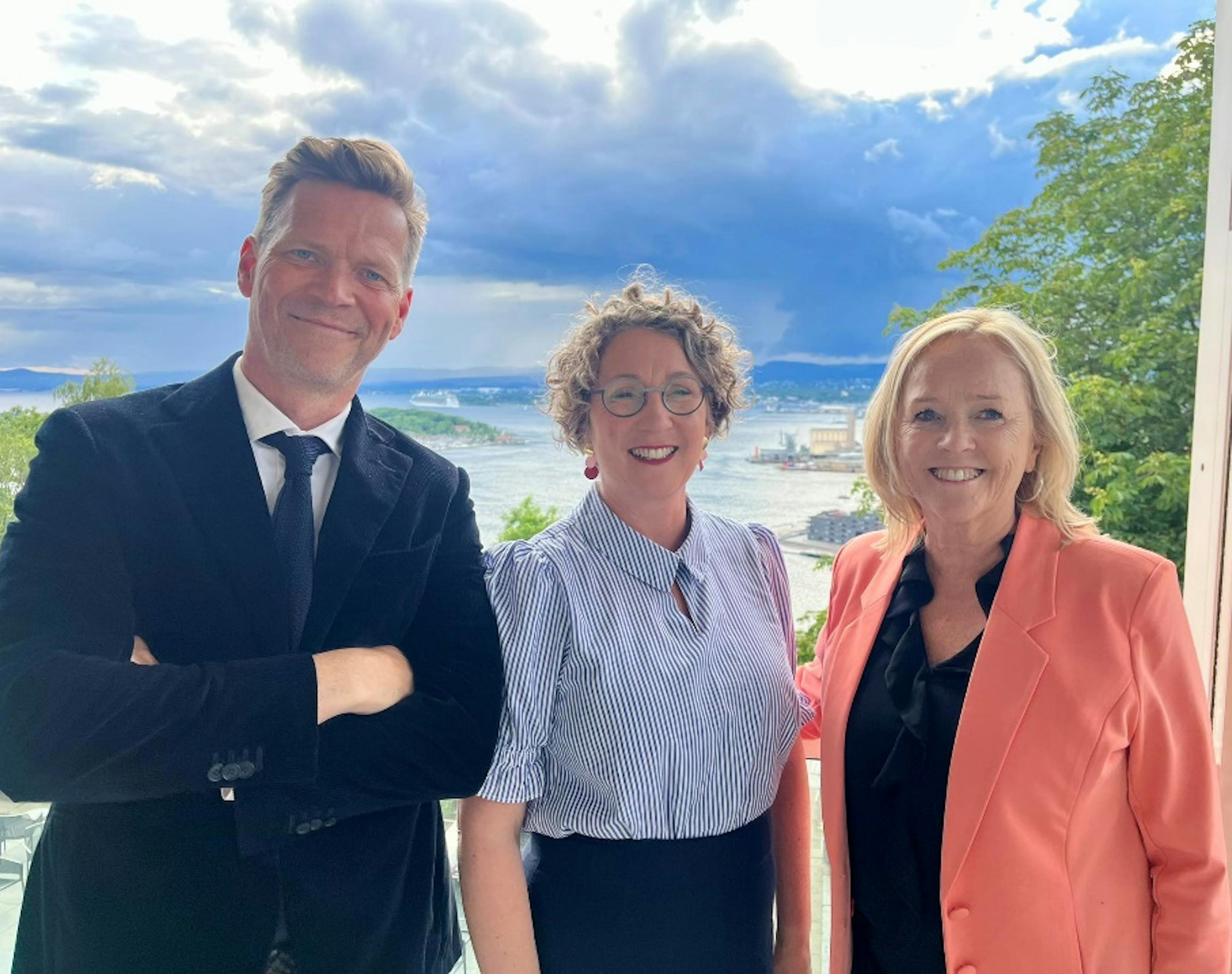 Fulltrúar Íslands á fundinum; Óttar F. Gíslason, starfsmaður Sambandsins, Nanný Arna Guðmundsdóttir, bæjarfulltrúi í Ísafjarðarbæ og fulltrúi í stjórn Sambandsins og Margrét Sanders, bæjarfulltrúi í Reykjanesbæ og varaformaður stjórnar Sambandsins.