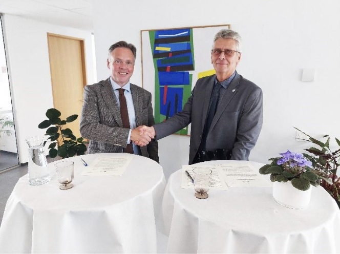 Jón Björn Hákonarson, formaður Sambands íslenskra sveitarfélaga, og Guðmundur Ingi Kristinsson, mennta- og barnamálaráðherra, undirrita samkomulag í mennta- og barnamálaráðuneytinu