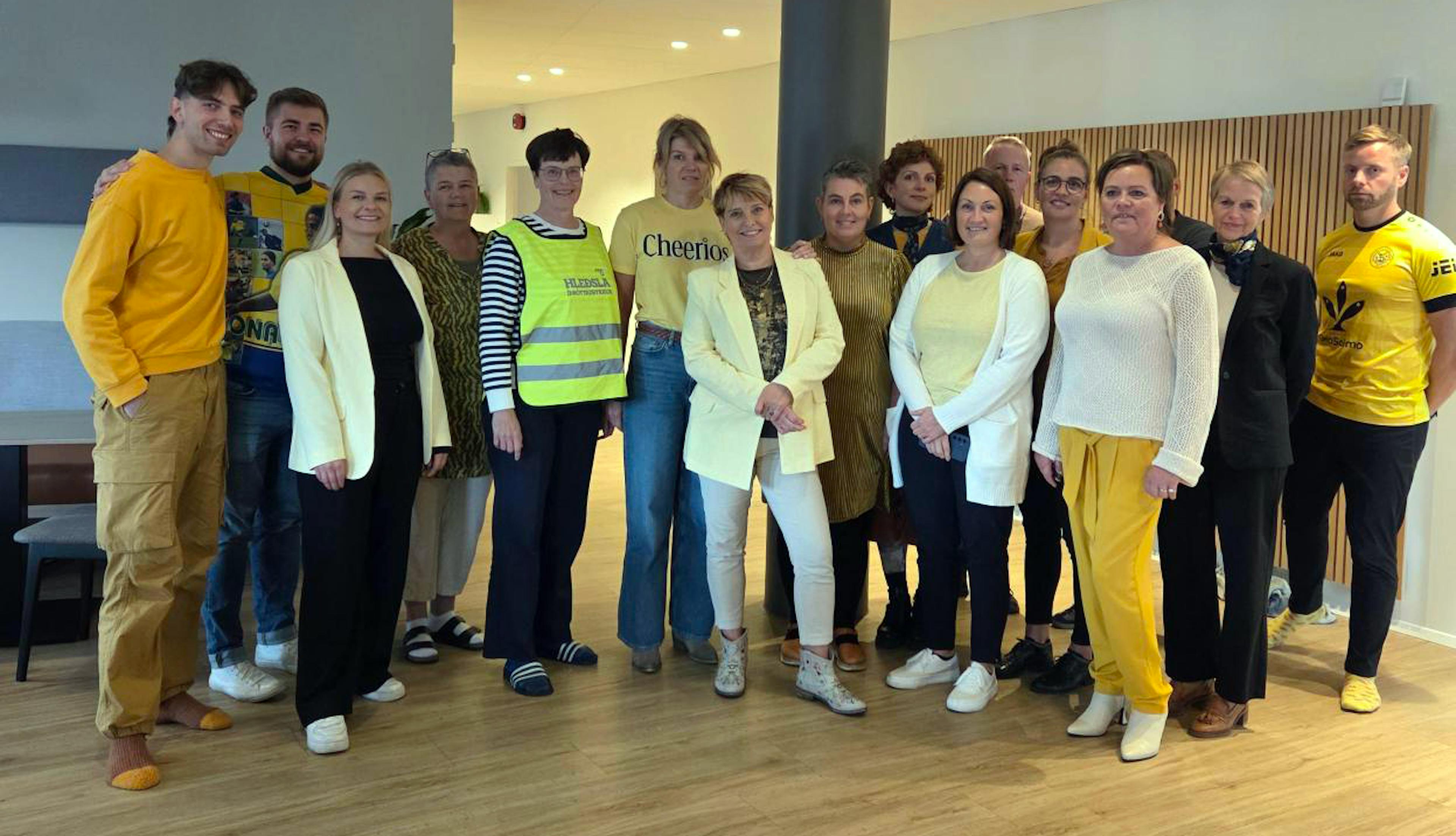 Starfsfólk Sambandsins mætti í gulu í tilefni af gulum september.