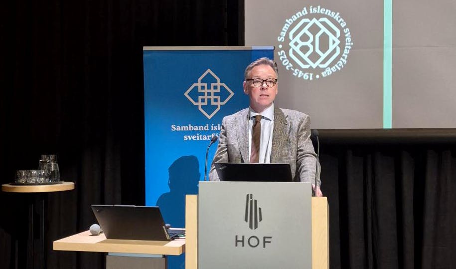 Jón Björn Hákonarson setur fundinn á Akureyri.