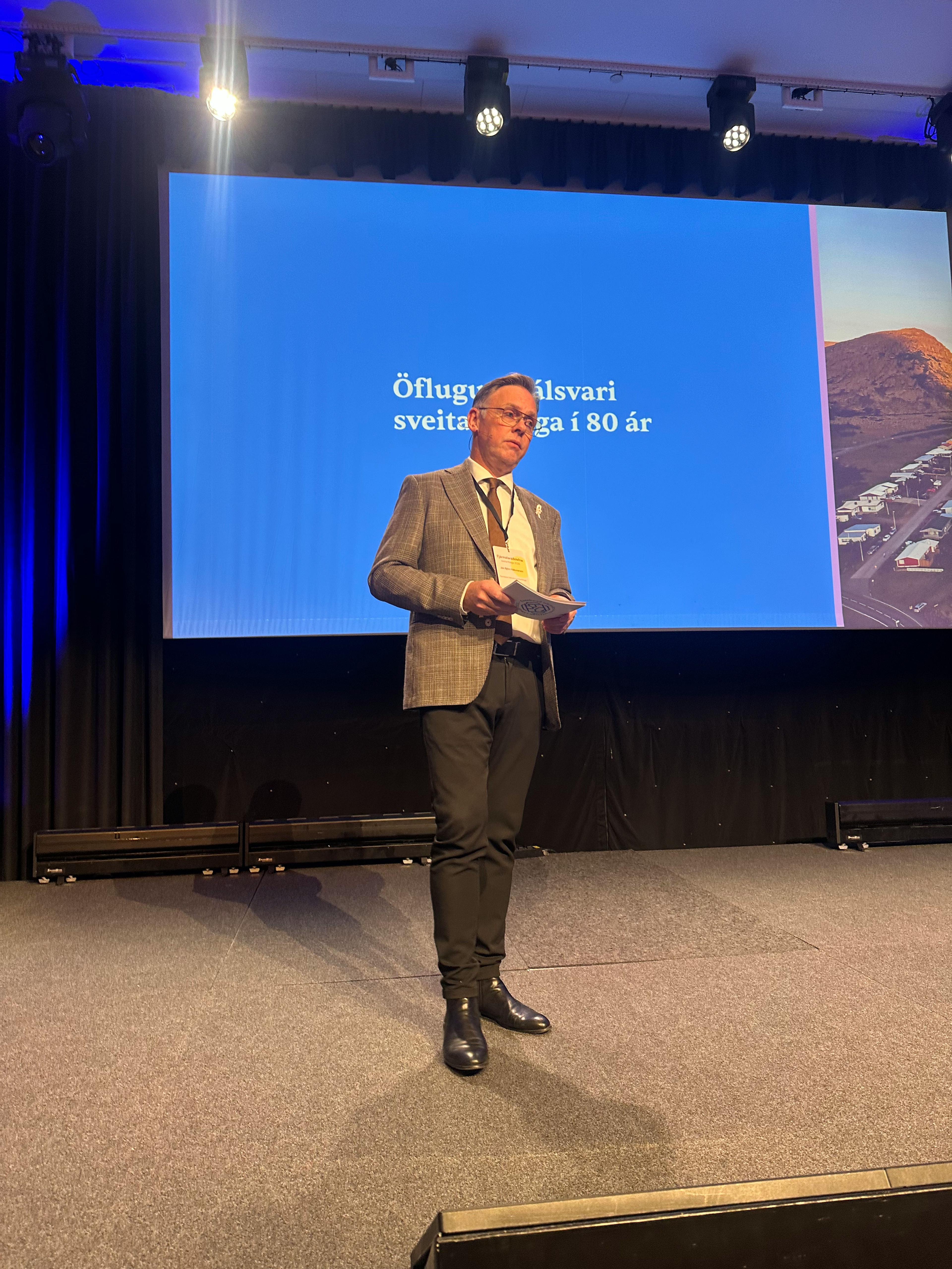 Jón Björn Hákonarson, formaður stjórnar Sambandsins, setur ráðstefnuna. 