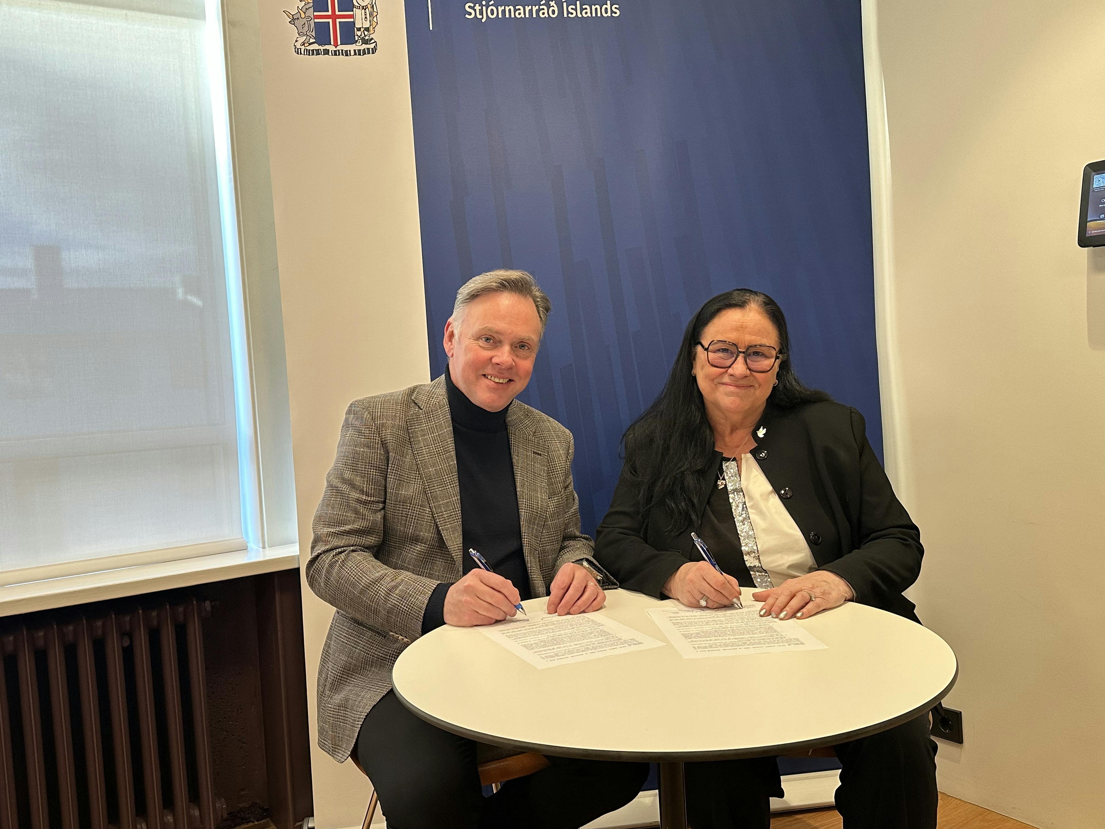 Jón Björn Hákonarson, formaður Sambands íslenskra sveitarfélaga og Inga Sæland, félags- og húsnæðismálaráðherra undirrita samkomulagið. 