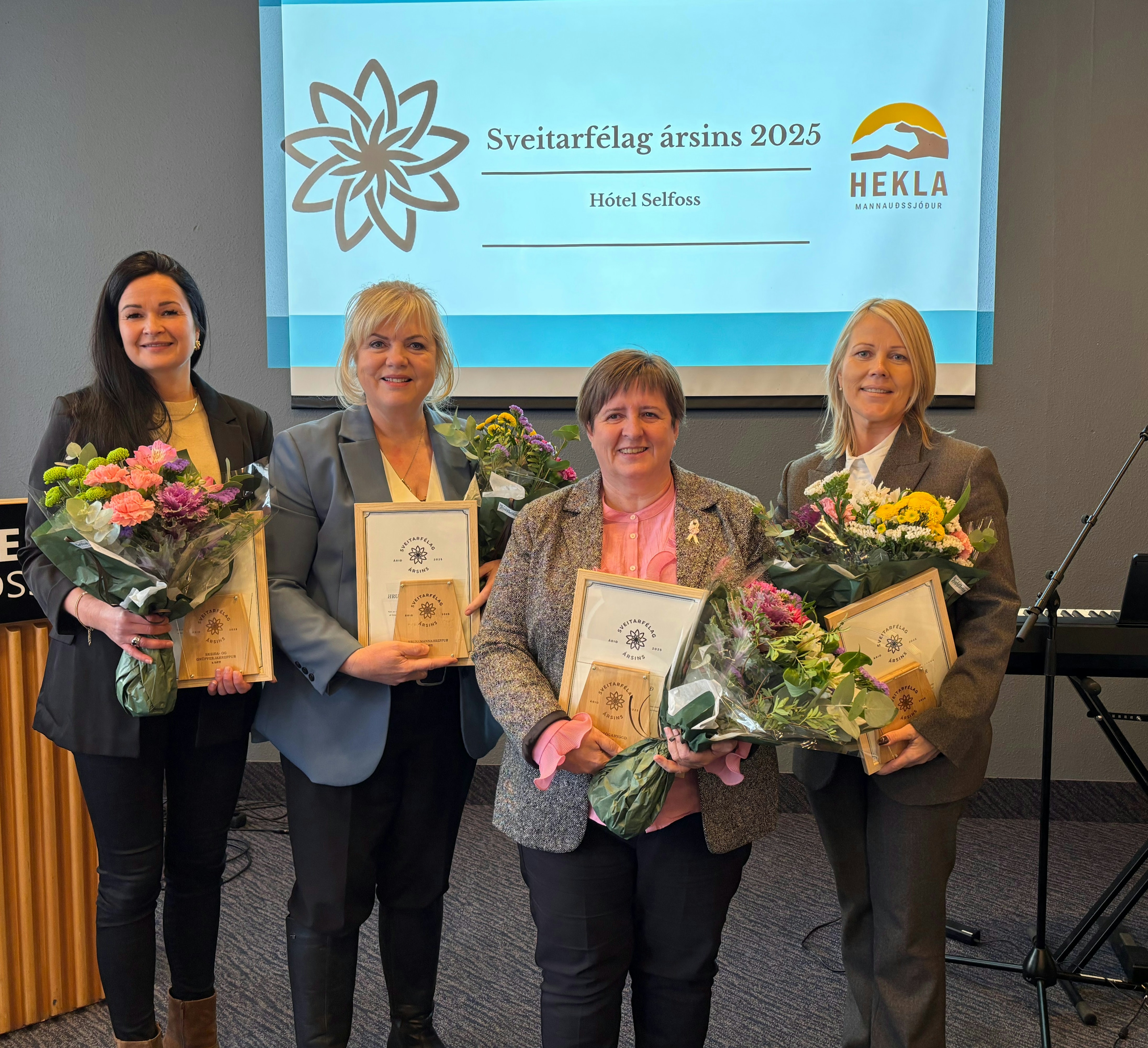 Sylvía Karen Heimisdóttir sveitarstjóri Skeiða- og Gnúpverjahrepps, Aldís Hafsteinsdóttir, sveitarstjóri Hrunamannahrepps, Ásta Stefánsdóttir, sveitarstjóri Bláskógarbyggðar og Fjóla Steindóra Kristinsdóttir, sveitarstjóri Grímsness- og Grafningshrepps veittu viðurkenningunni mótttöku. 