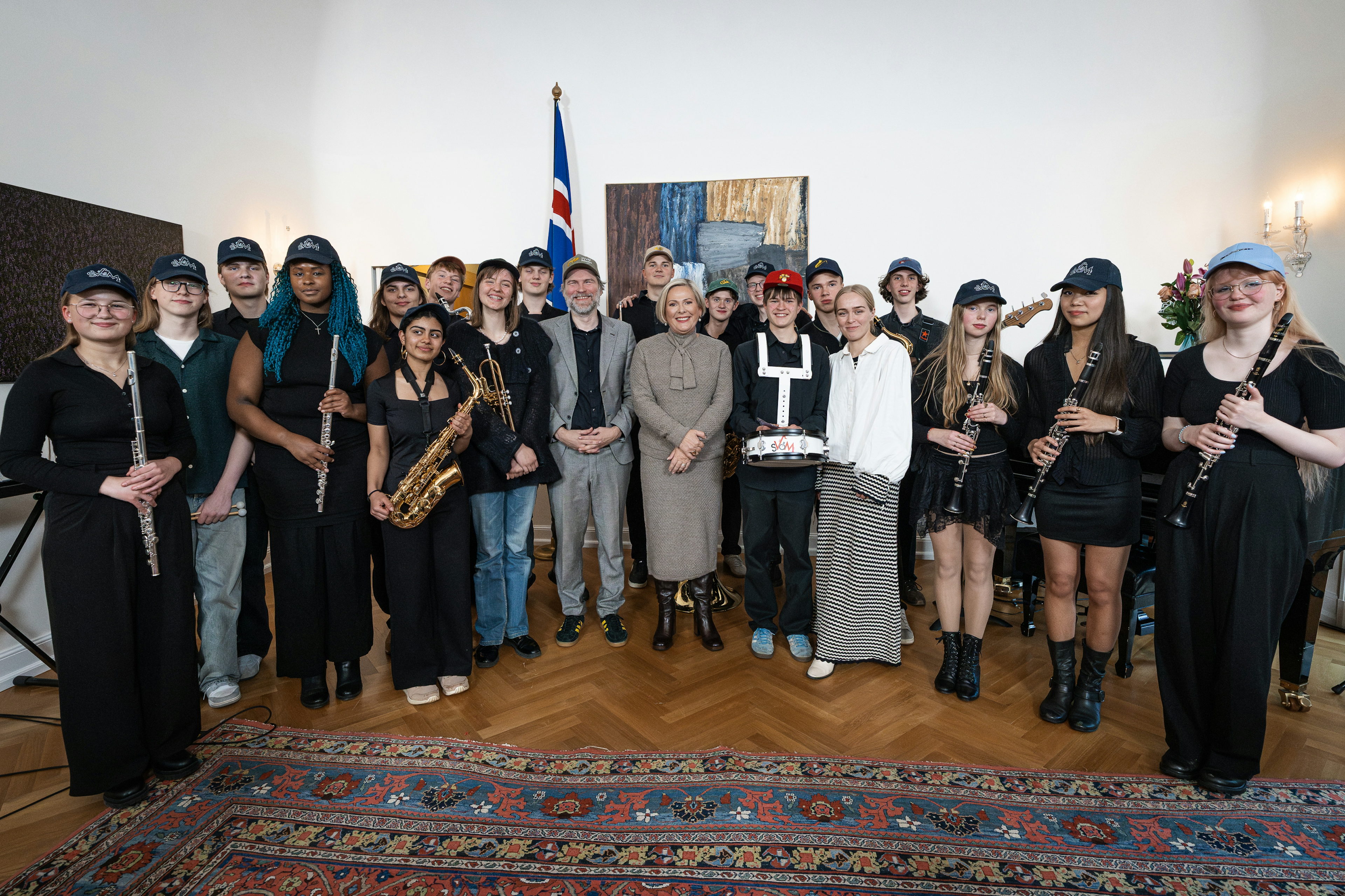 Halla Tómasdóttir, forseti Íslands, með skólahljómsveit Vesturbæjar og Miðbæjar.