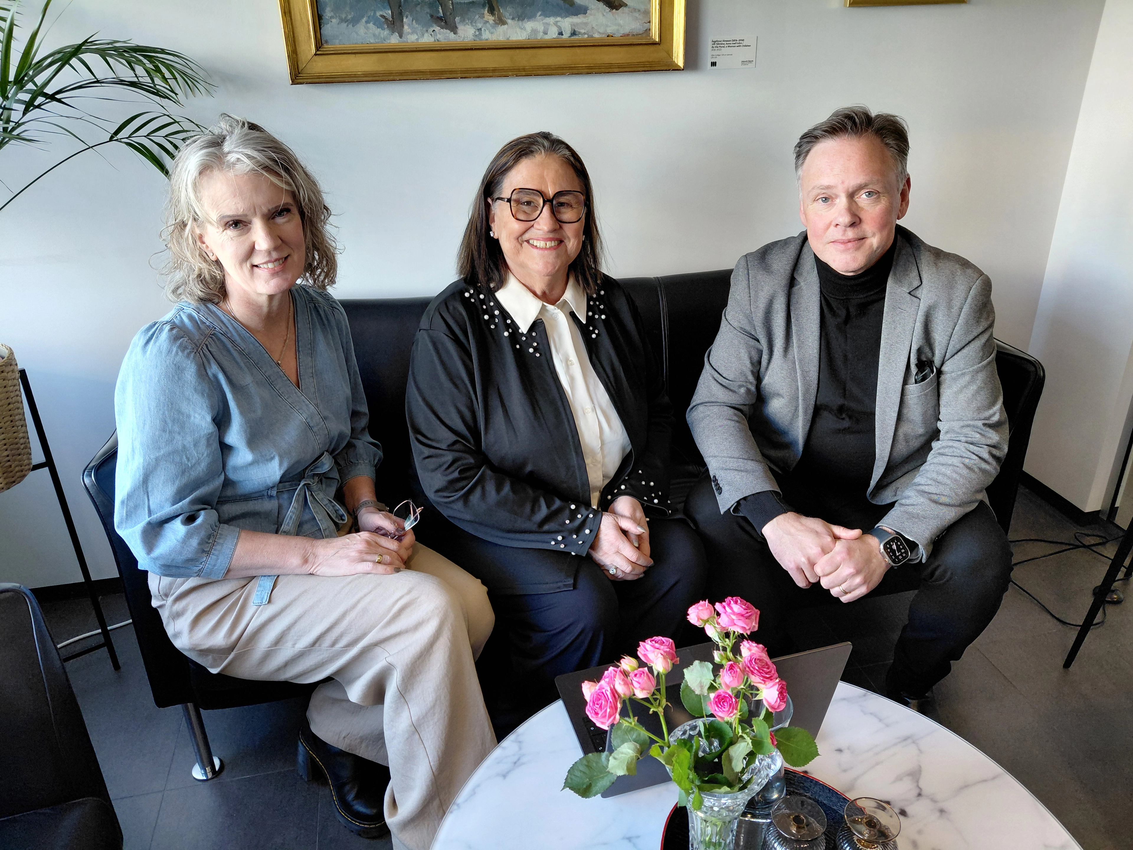 Þórdís Jóna Sigurðardóttirr, forstjóri Miðstöðvar menntunar og skólaþjónustu, Inga Sæland, mennta- og barnamálaráðherra og Jón Björn Hákonarson, formaður Sambands íslenskra sveitarfélaga, skoða nýjan miðlægan Nemendagrunn.