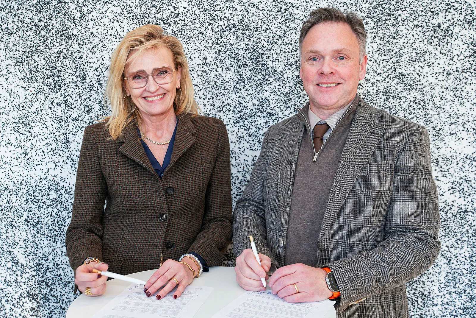 Heiða Björg Hilmisdóttir, borgarstjóri, og Jón Björn Hákonarson, formaður Sambands íslenskra sveitarfélaga, við undirritun samningsins.