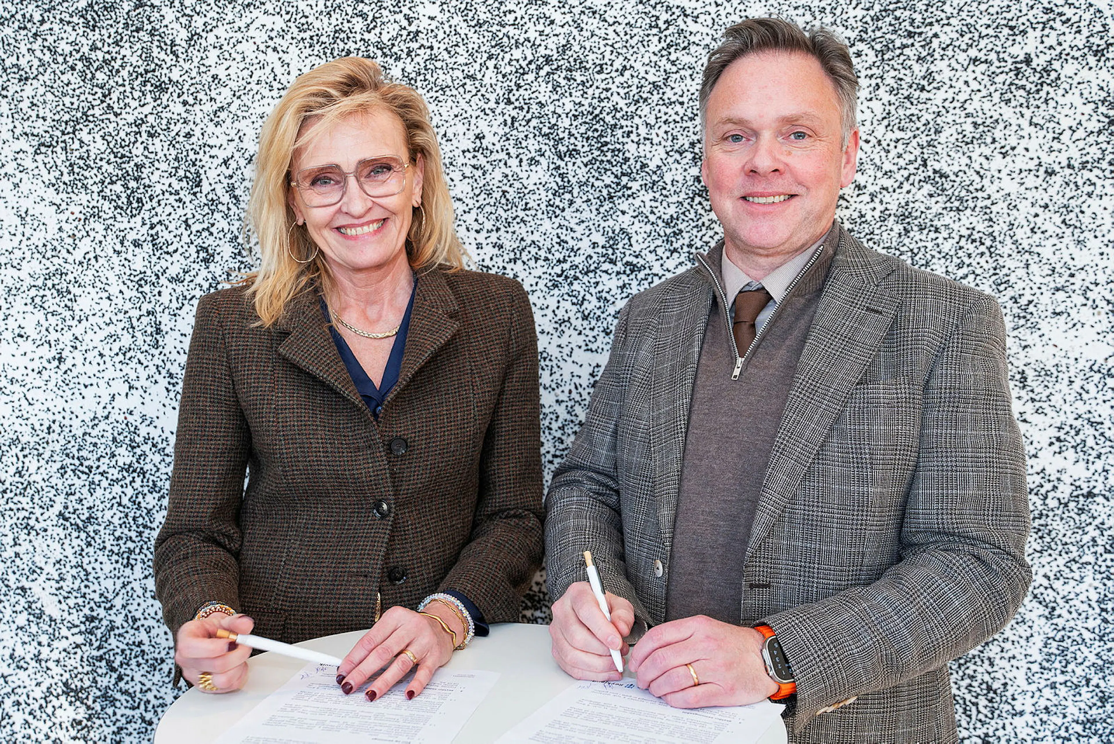 Heiða Björg Hilmisdóttir, borgarstjóri, og Jón Björn Hákonarson, formaður Sambands íslenskra sveitarfélaga, við undirritun samningsins.