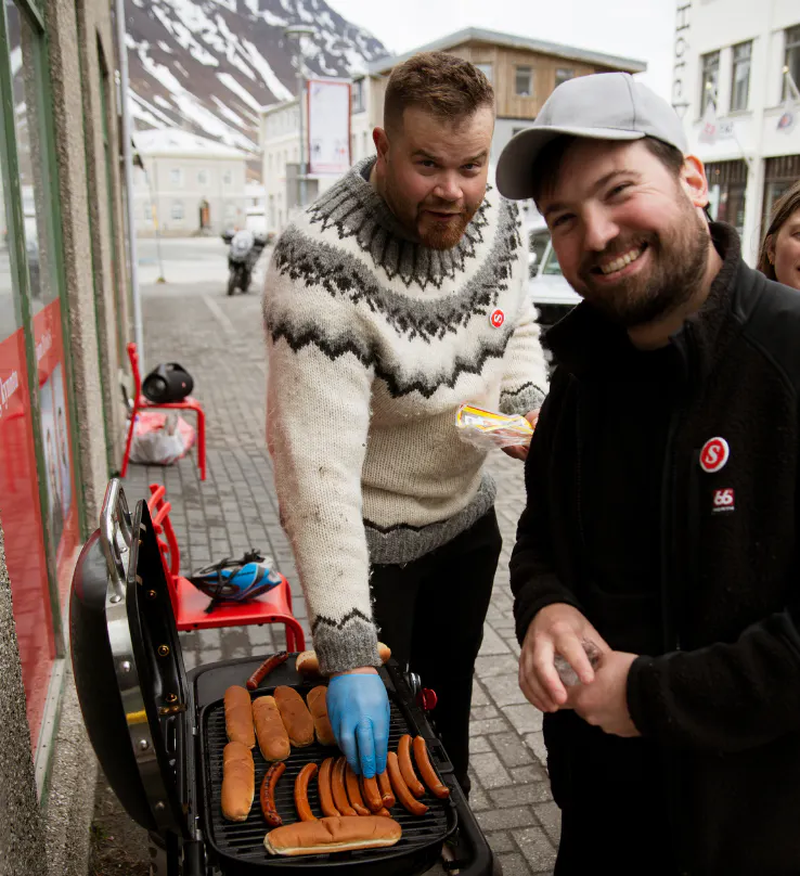 Íbúar á Ísafirði að grilla