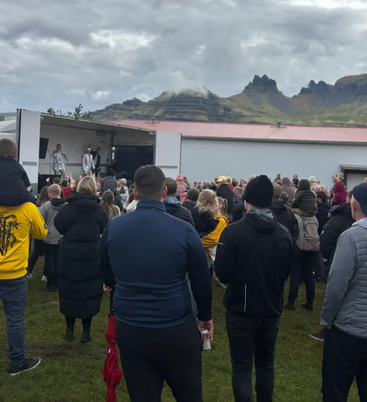 Fólk úti við í Fjarðabyggð 