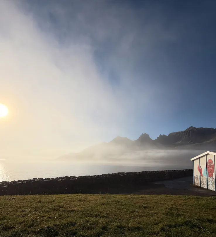 Sólarupprás í fjöru í Fjarðarbyggð 