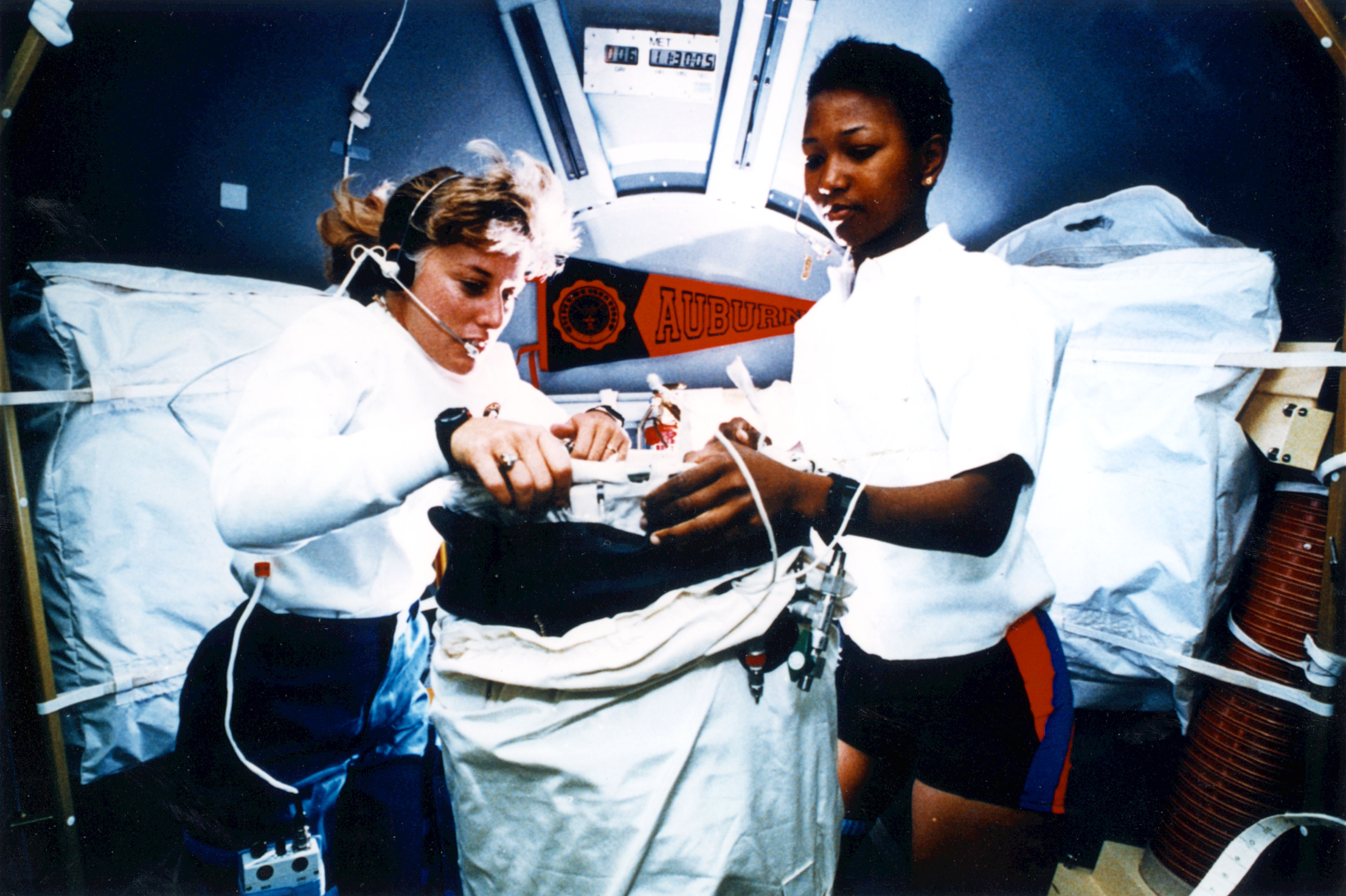 Jan Davis and Mae Jemison ©NASA