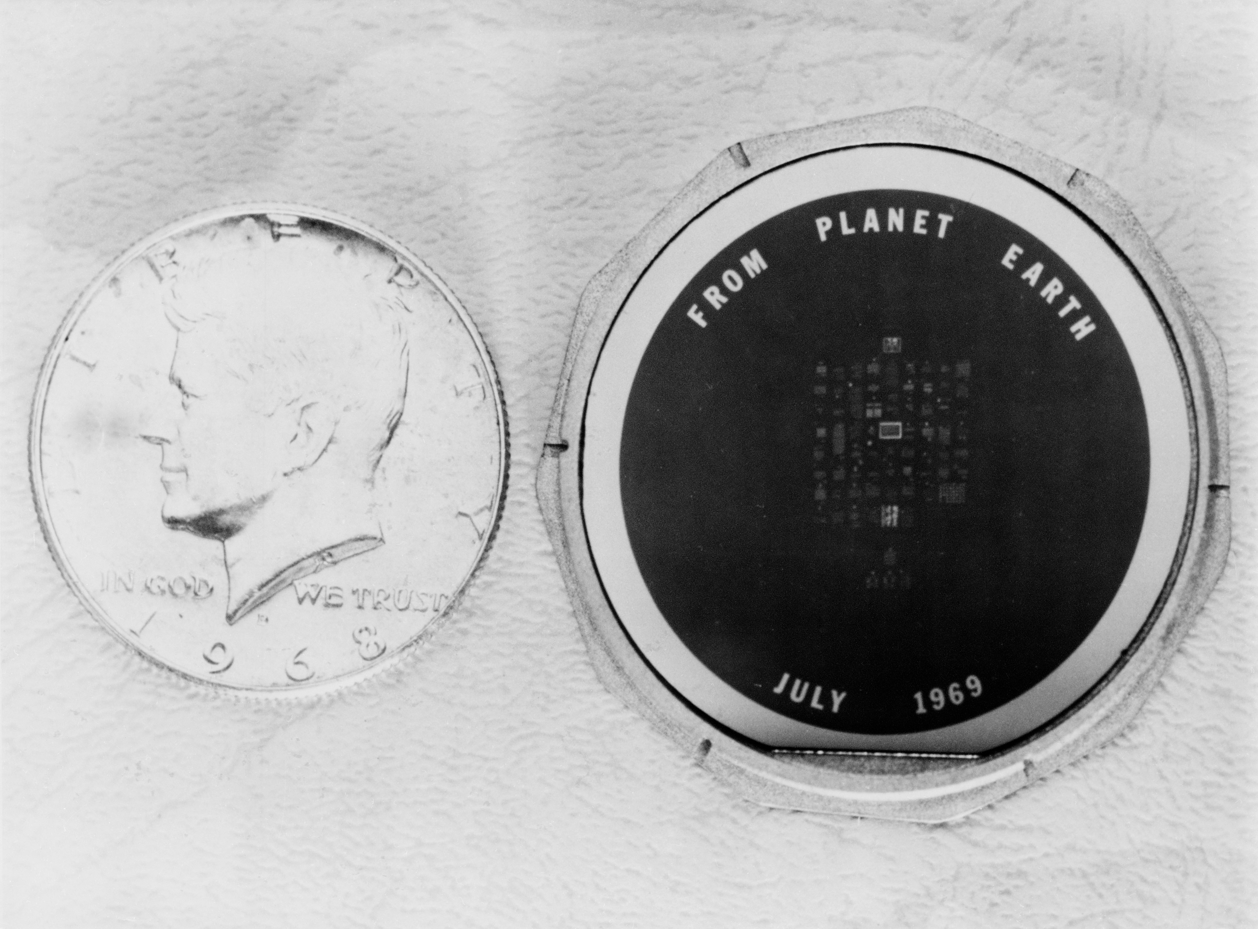 Silicon disk left on the Moon by the Apollo 11 astronauts ©NASA
