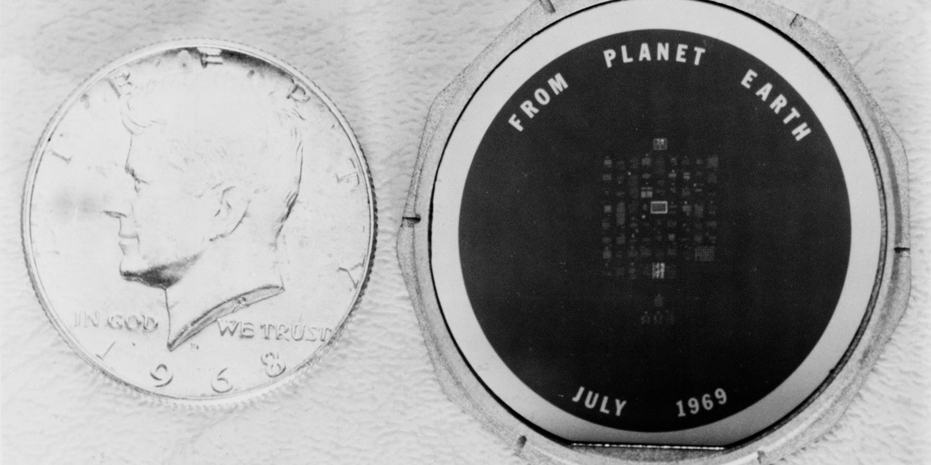 Disque en silicium laissé sur la Lune par les astronautes d'Apollo 11 ©NASA