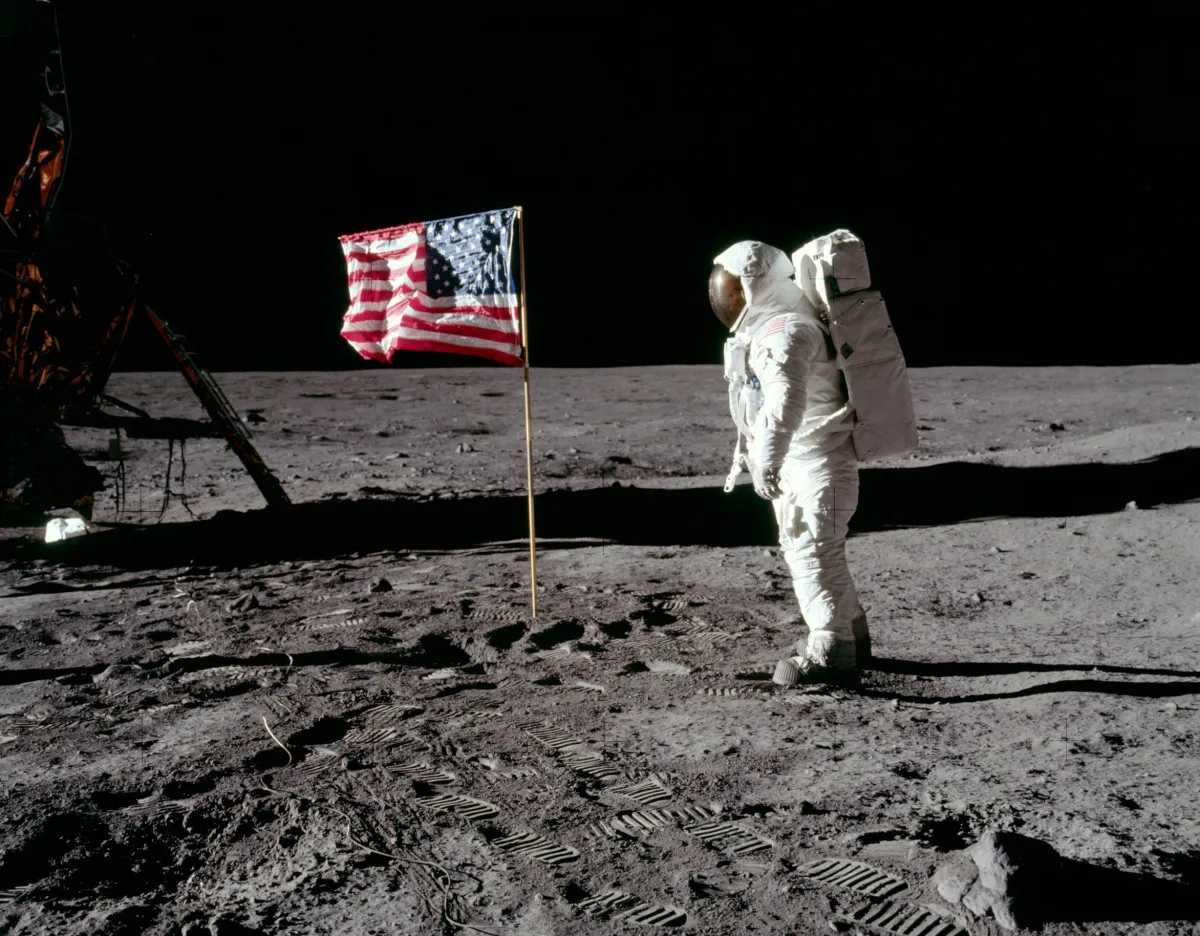 L'astronaute Buzz Aldrin face à au drapeau américain lors de la mission Apollo 11 ©NASA