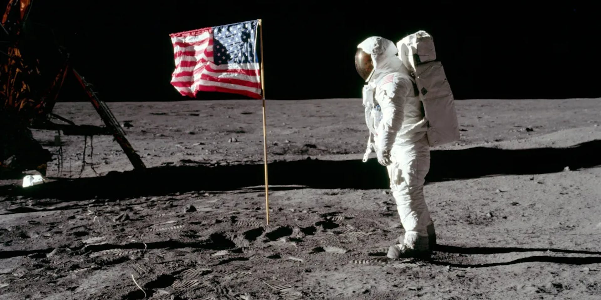 L'astronaute Buzz Aldrin face à au drapeau américain lors de la mission Apollo 11 ©NASA