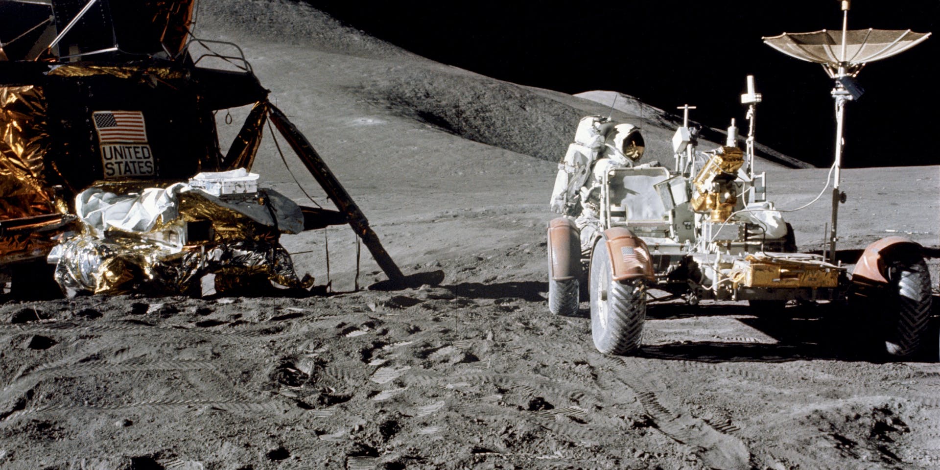 L'astronaute James Irwin travaille sur le Lunar Roving Vehicle lors de la sortie extravéhiculaire d'Apollo 15 ©NASA