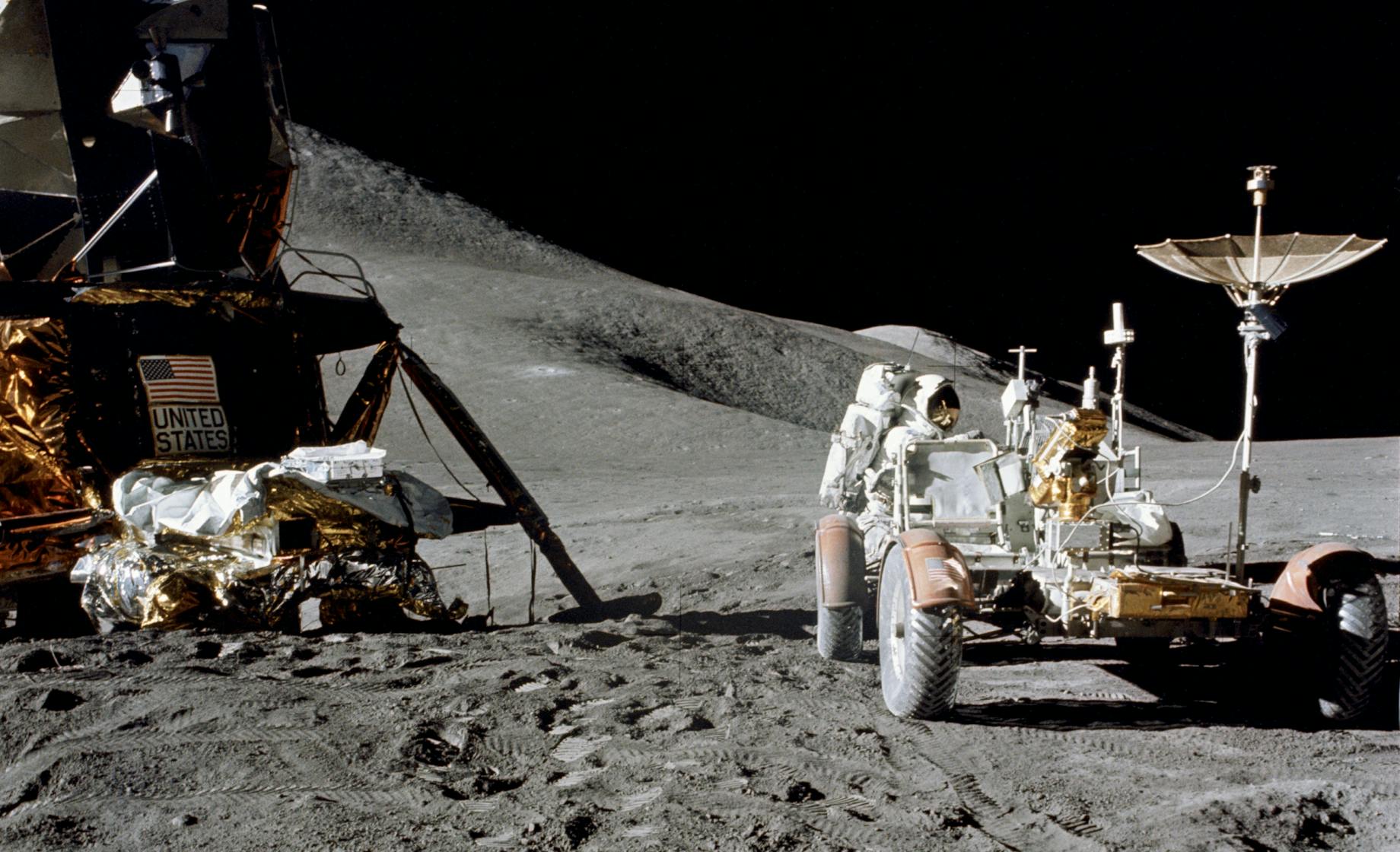 L'astronaute James Irwin travaille sur le Lunar Roving Vehicle lors de la sortie extravéhiculaire d'Apollo 15 ©NASA