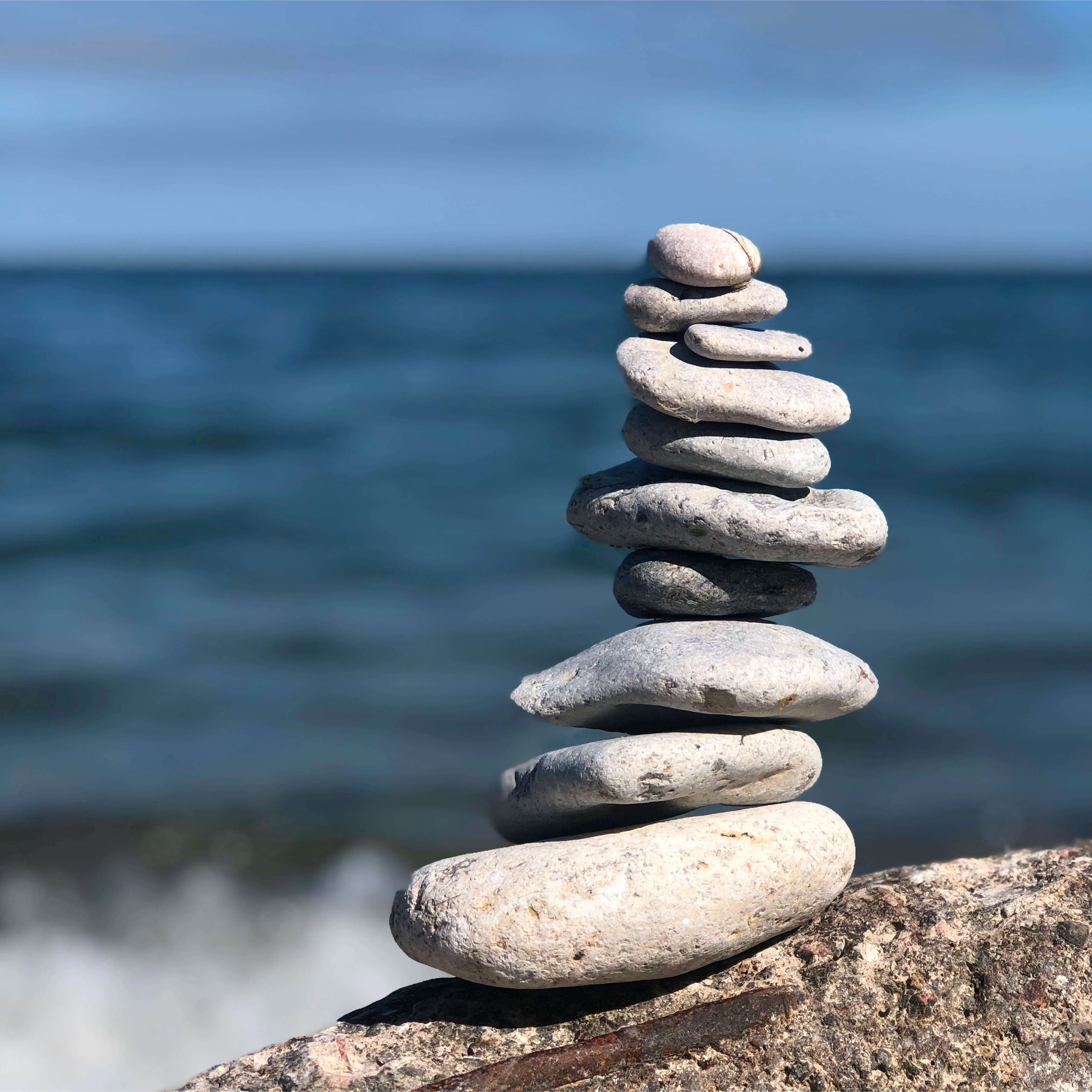 Stenar på hög vid gotländsk strand