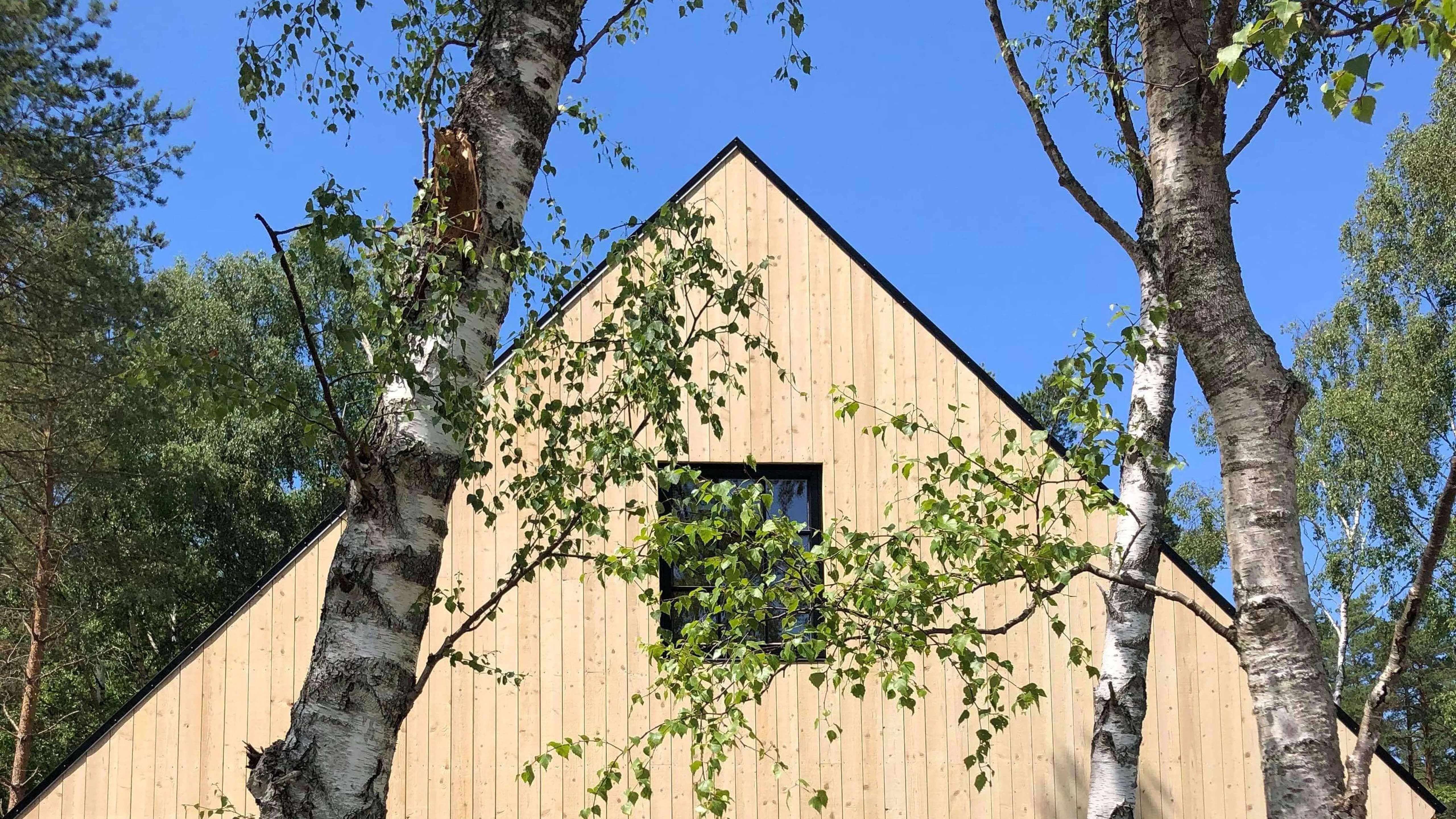 Trähus med himlen som bakgrund
