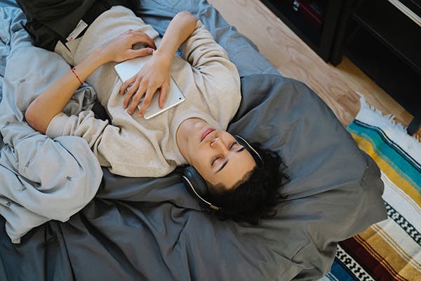 how can listening to pink noise help me sleep