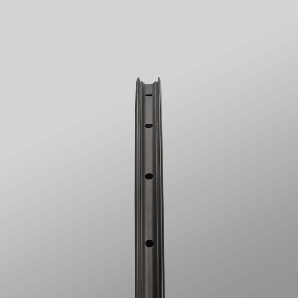 Rim bed and profile of a carbon road bike wheel