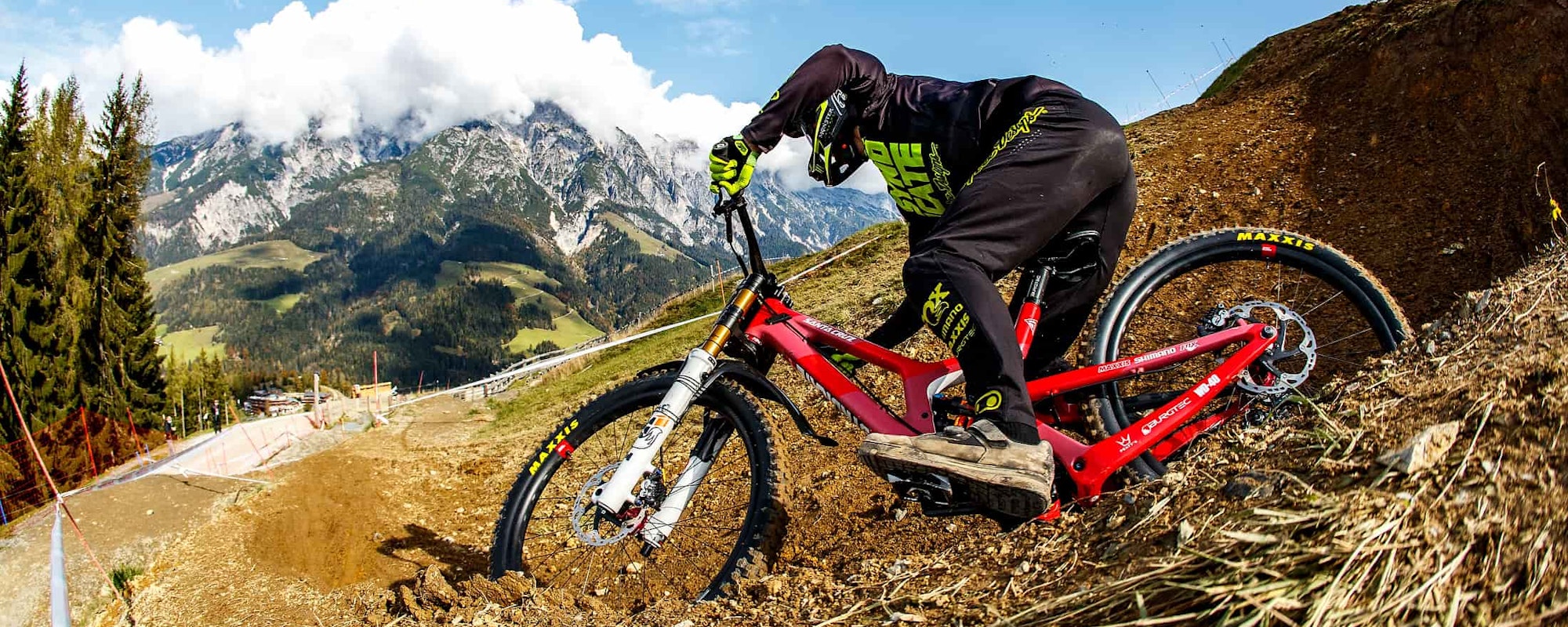Luca Shaw racing on his V10 in Leogang