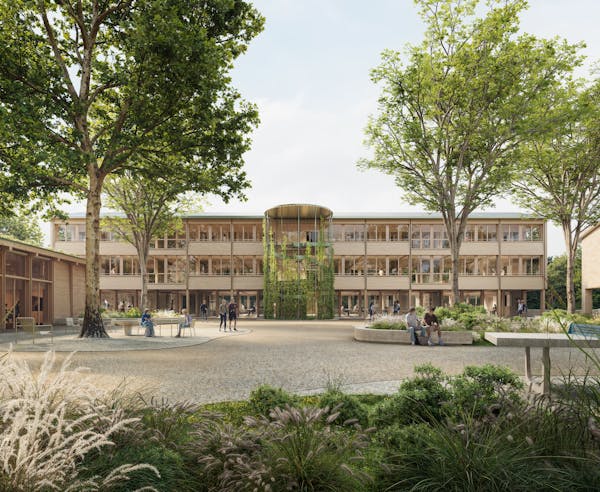 Blick vom Innenhof auf das neue, riegelförmige Gebäude, das sensibel in den bestehenden Campus eingefügt wurde.