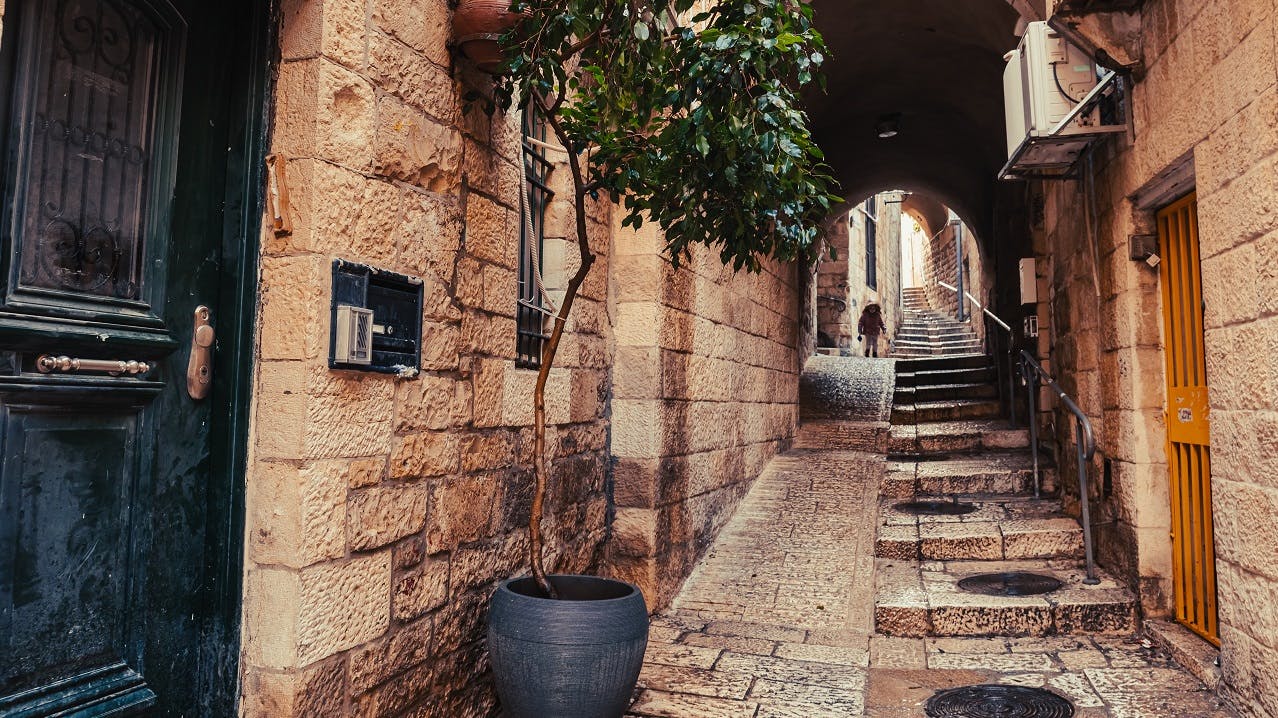 Gasse mit Pflastersteinen