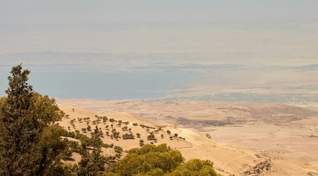 Wuestenlandschaft mit Meer