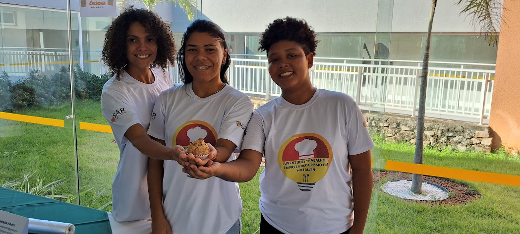 Coxinha com massa de cuscuz.
