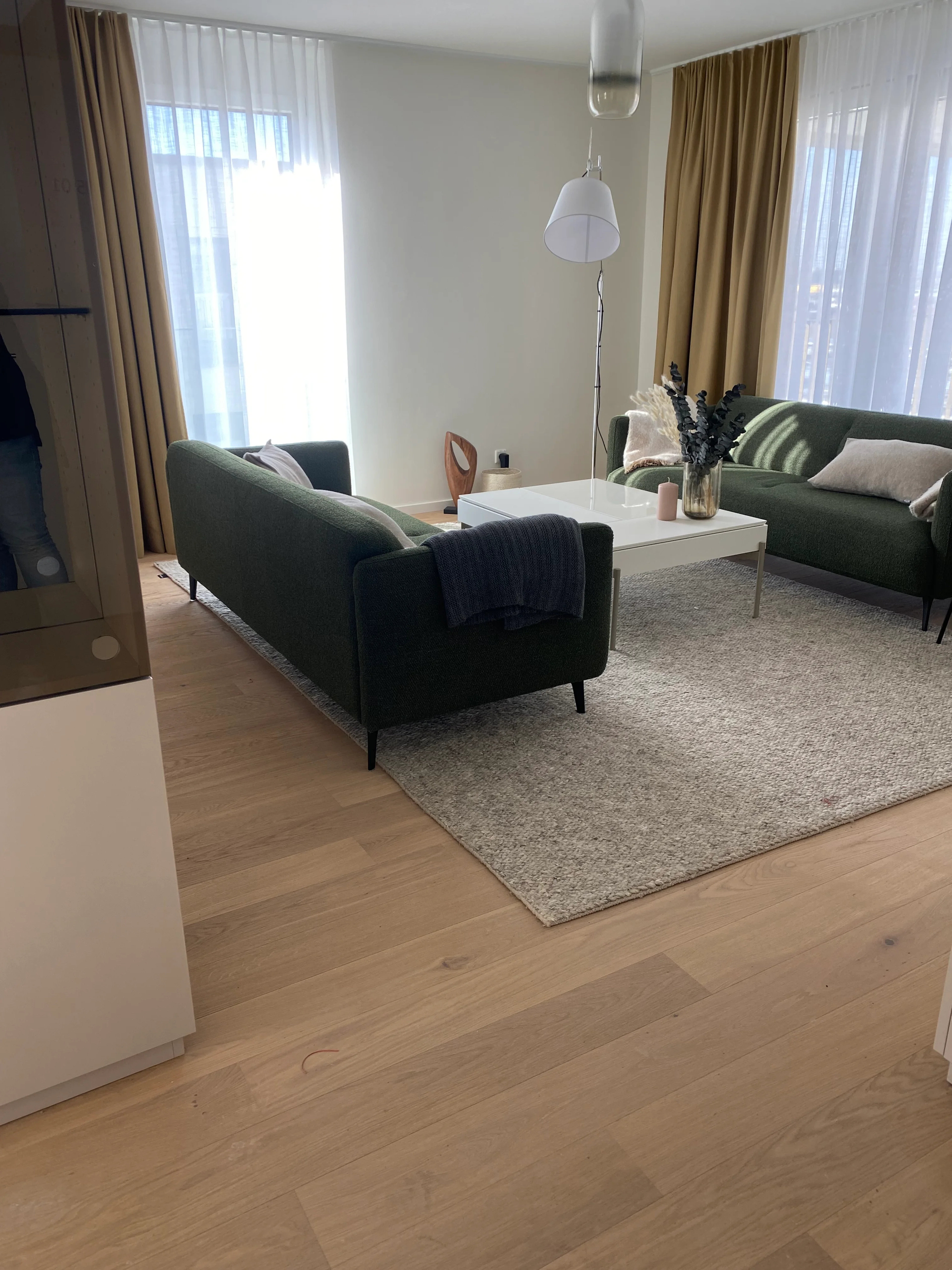Hell verlegte Bauwerk Landhausdielen im modern eingerichteten Wohnzimmer eines Neubau-Mehrfamilienhauses in Heilbronn.