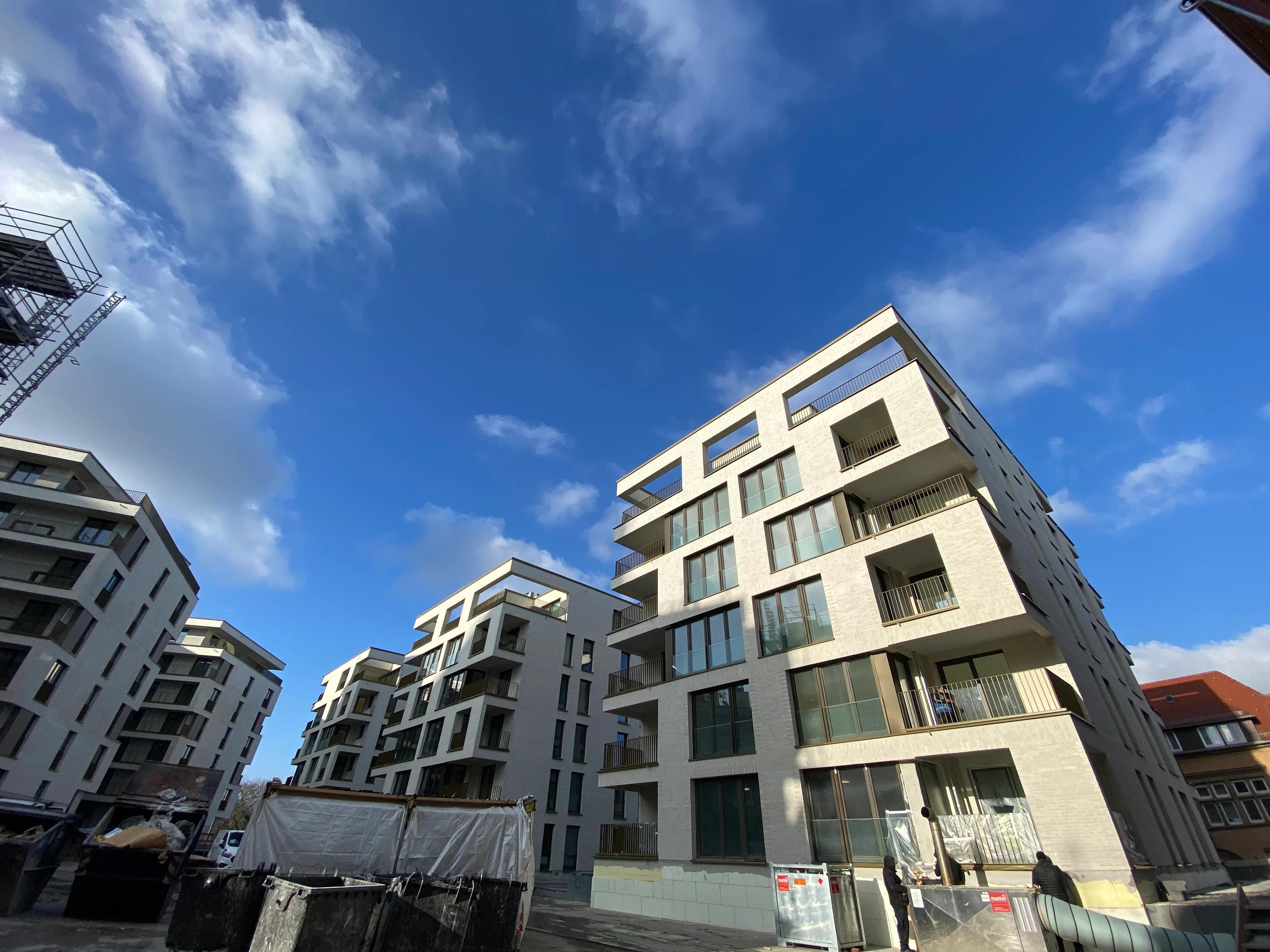 Außenansicht der drei modernen Neubau-Mehrfamilienhäuser in Heilbronn – Großprojekt von Parkett Saussele mit 3.000 m² Parkettverlegung.