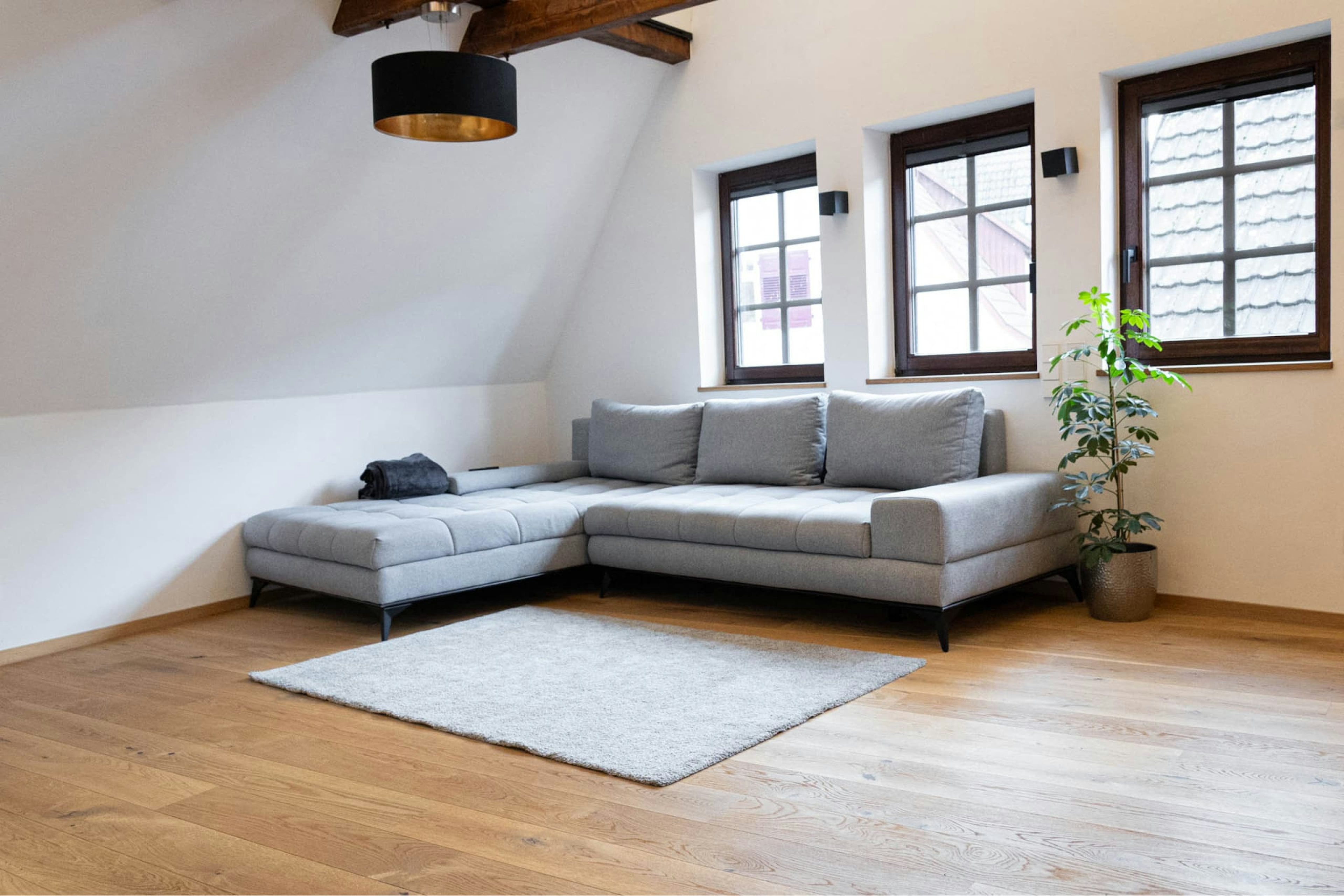 Wohnzimmer mit grauen Sofas von Parkett Saussele 