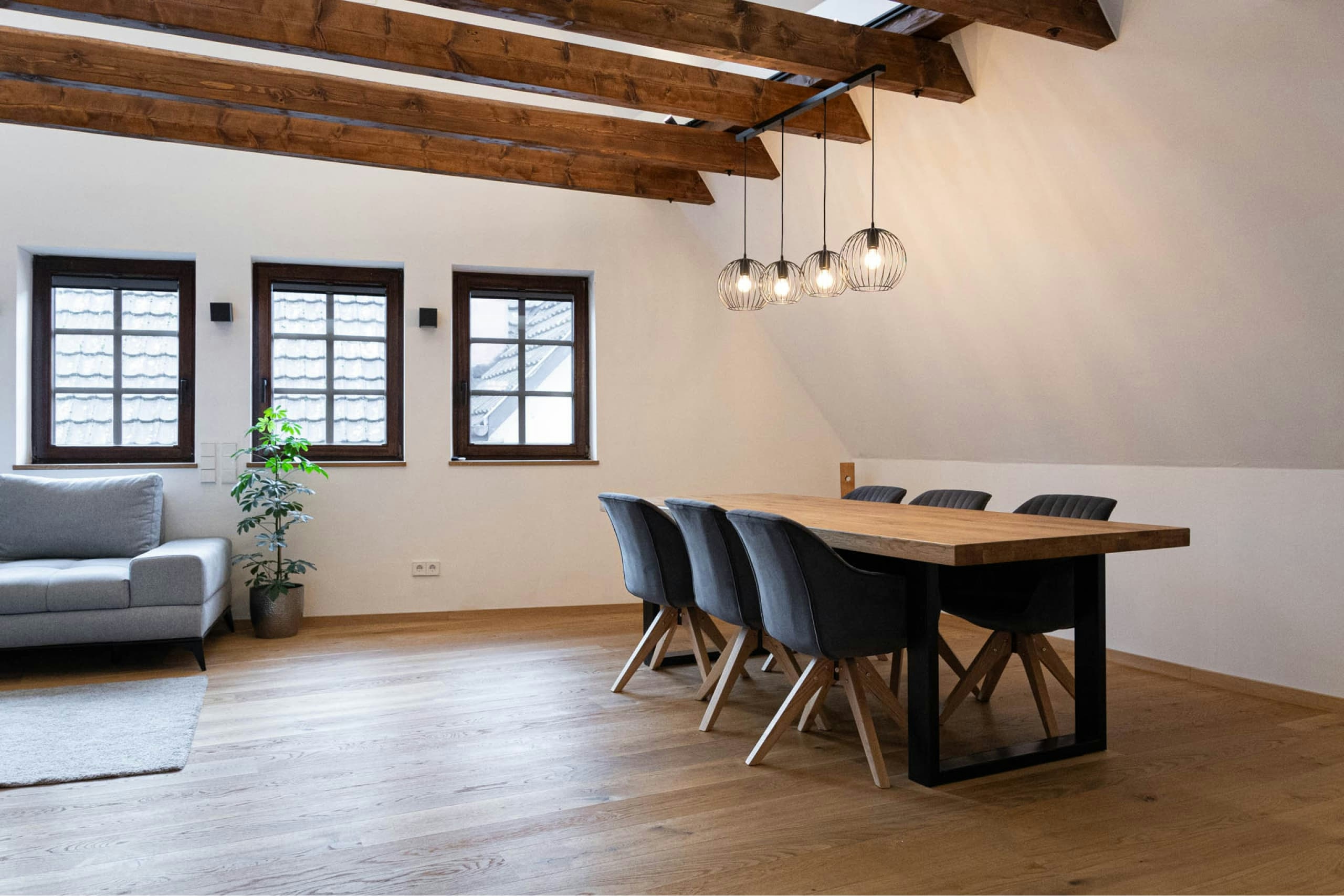 Bild zeigt Wohnzimmer einer Altbausanierung durch Parkett Saussele