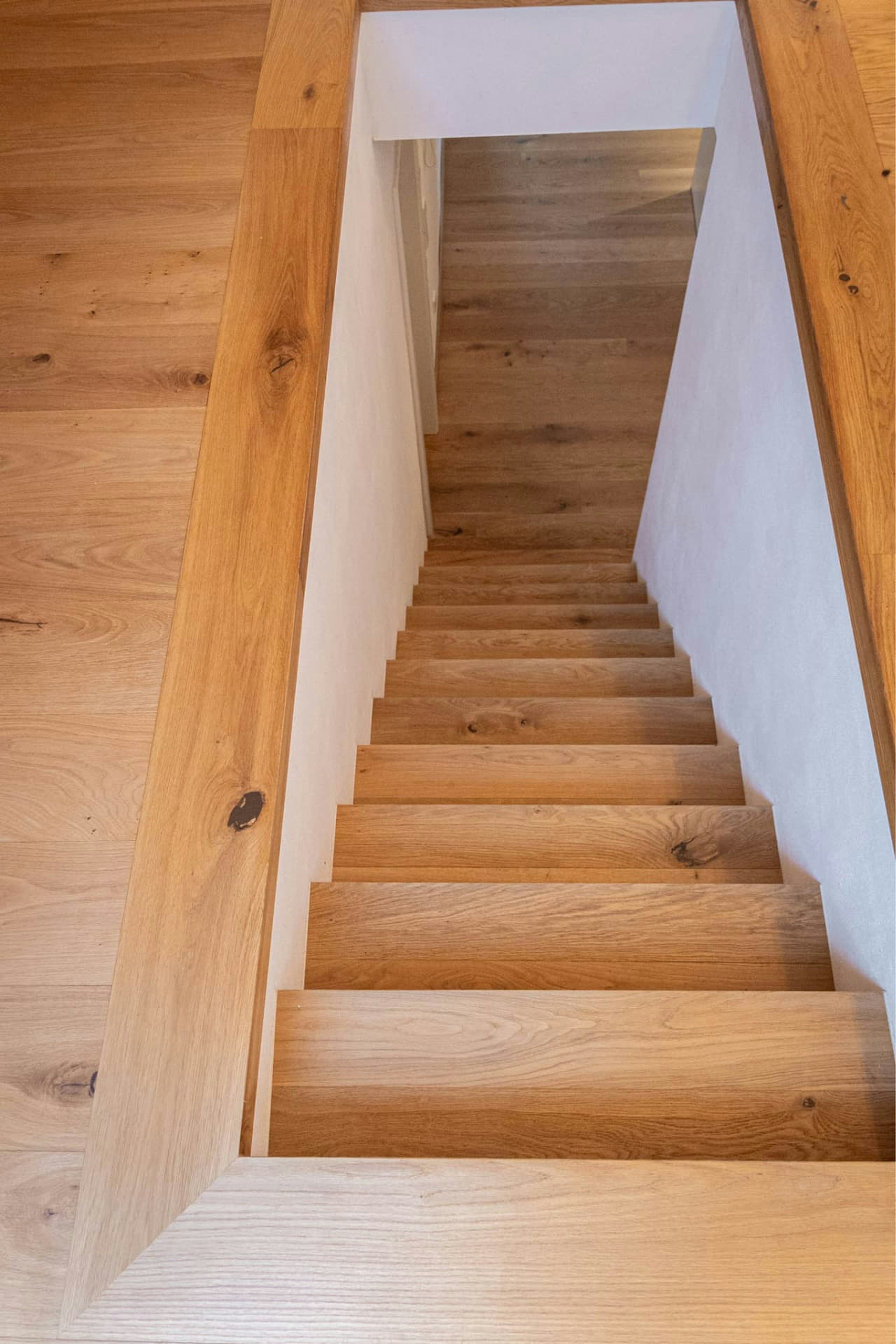 Treppenabgang eines Dachgeschosses, maßgeschneiderte Treppe von Parkett Saussele 