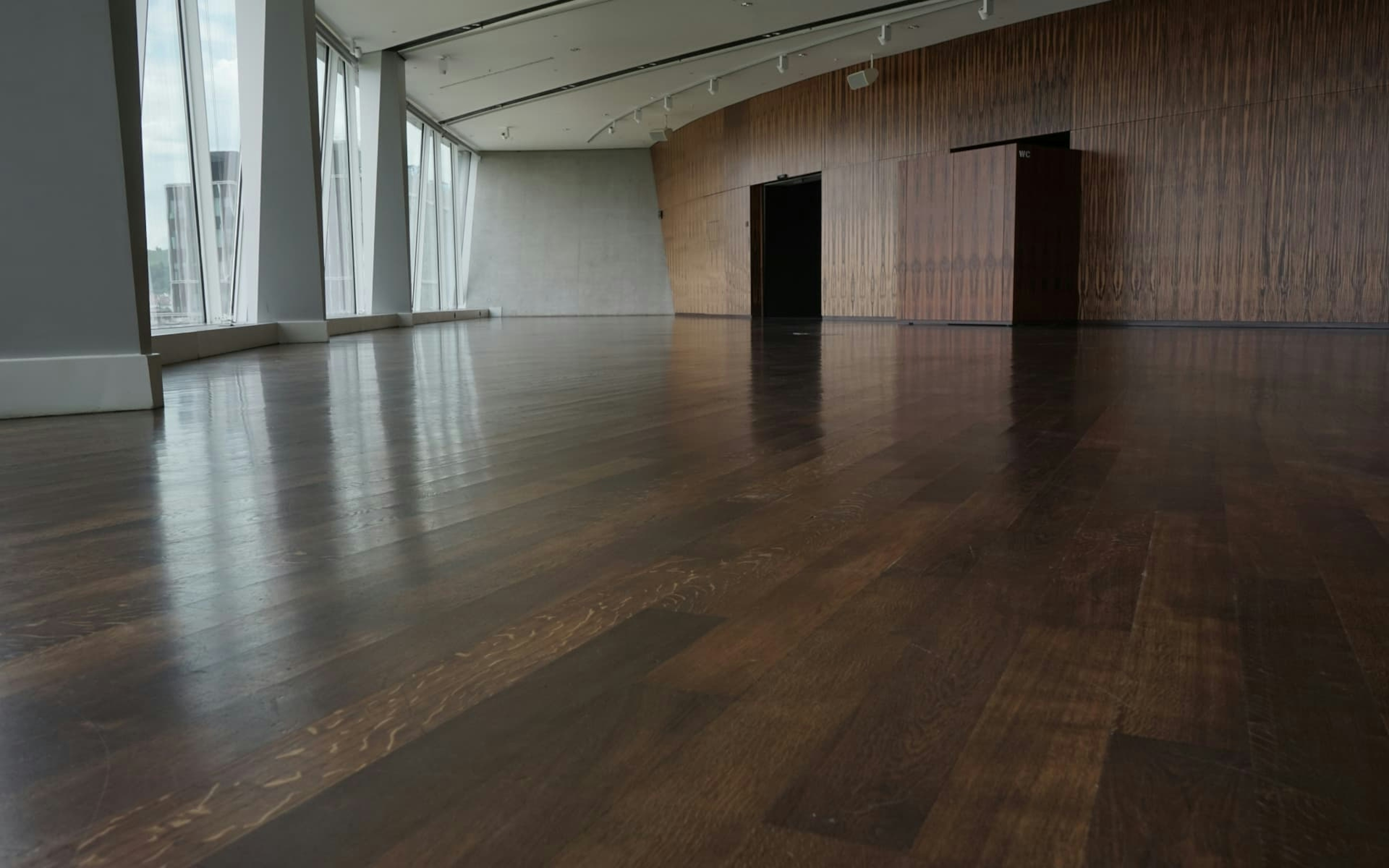 Pflege des Parketts im Mercedes-Benz Museum durch Parkett Saussele, Momentaufnahme vor Fensterfront