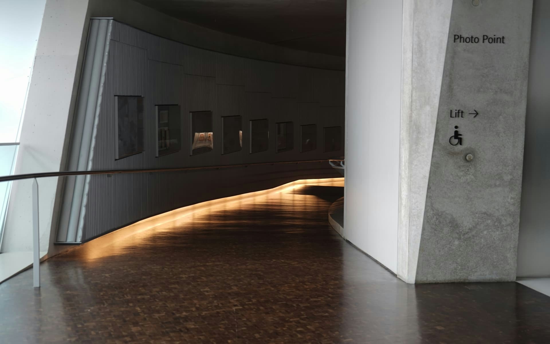 Bodenbeleuchtung des Parketts, Pflege des Parketts im Mercedes-Benz Museum durch Parkett Saussele