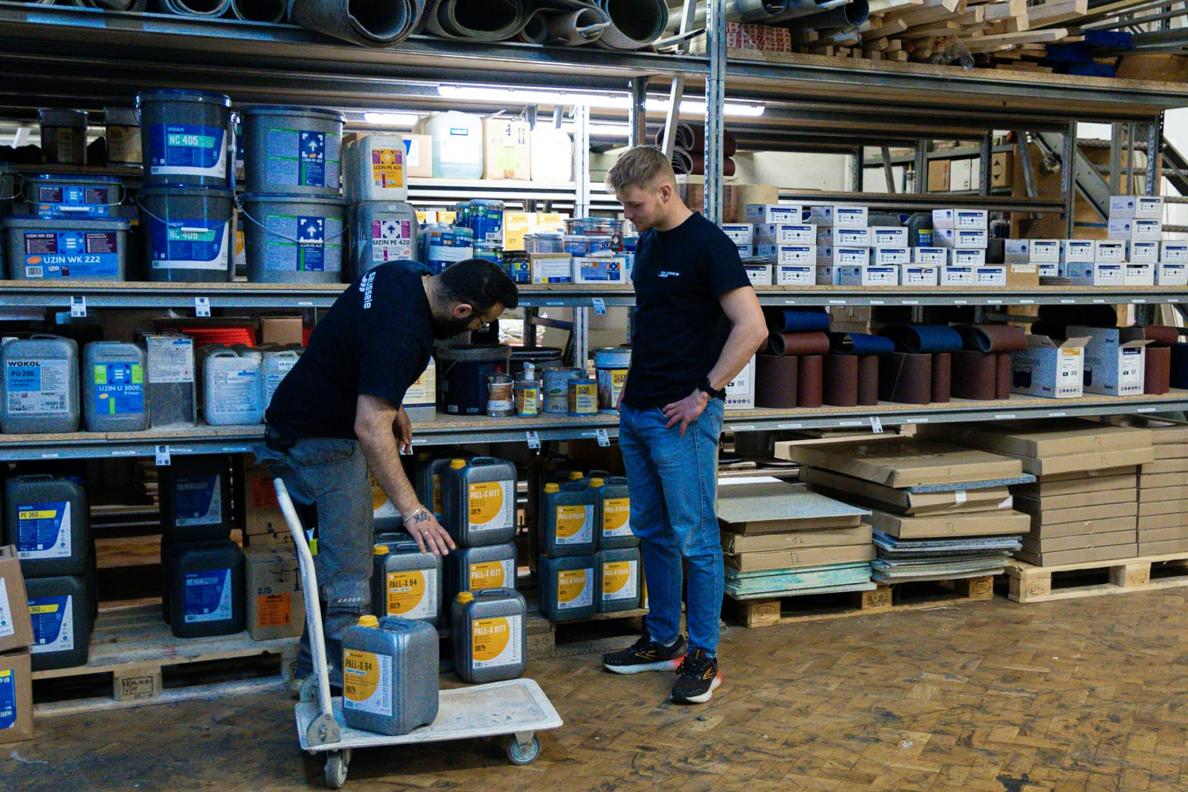 Mitarbeitende bei der Sortierung von Ware in der Lagerhalle von Parkett Saussele