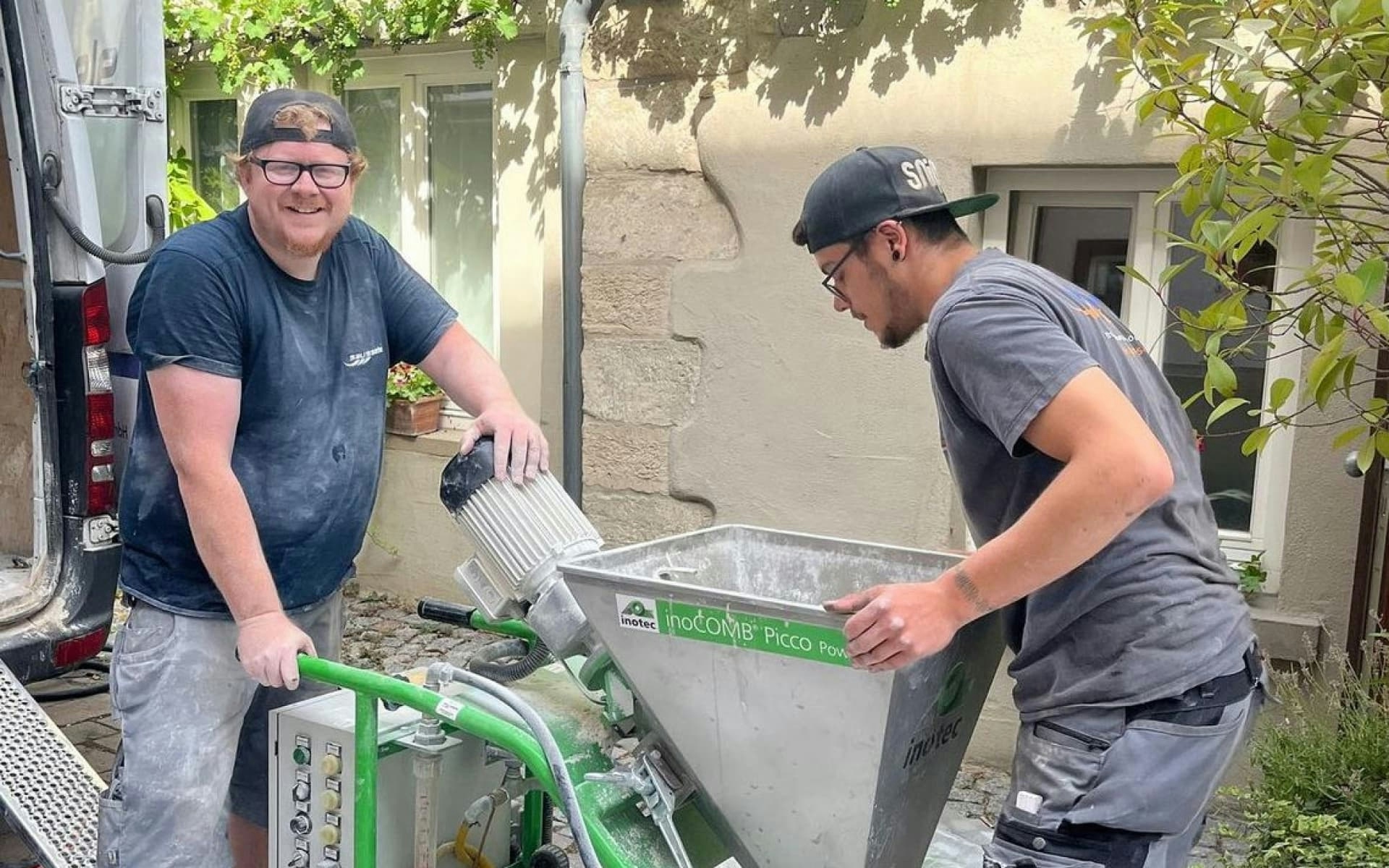 Mitarbeitende von Parkett Saussele bei der Arbeit