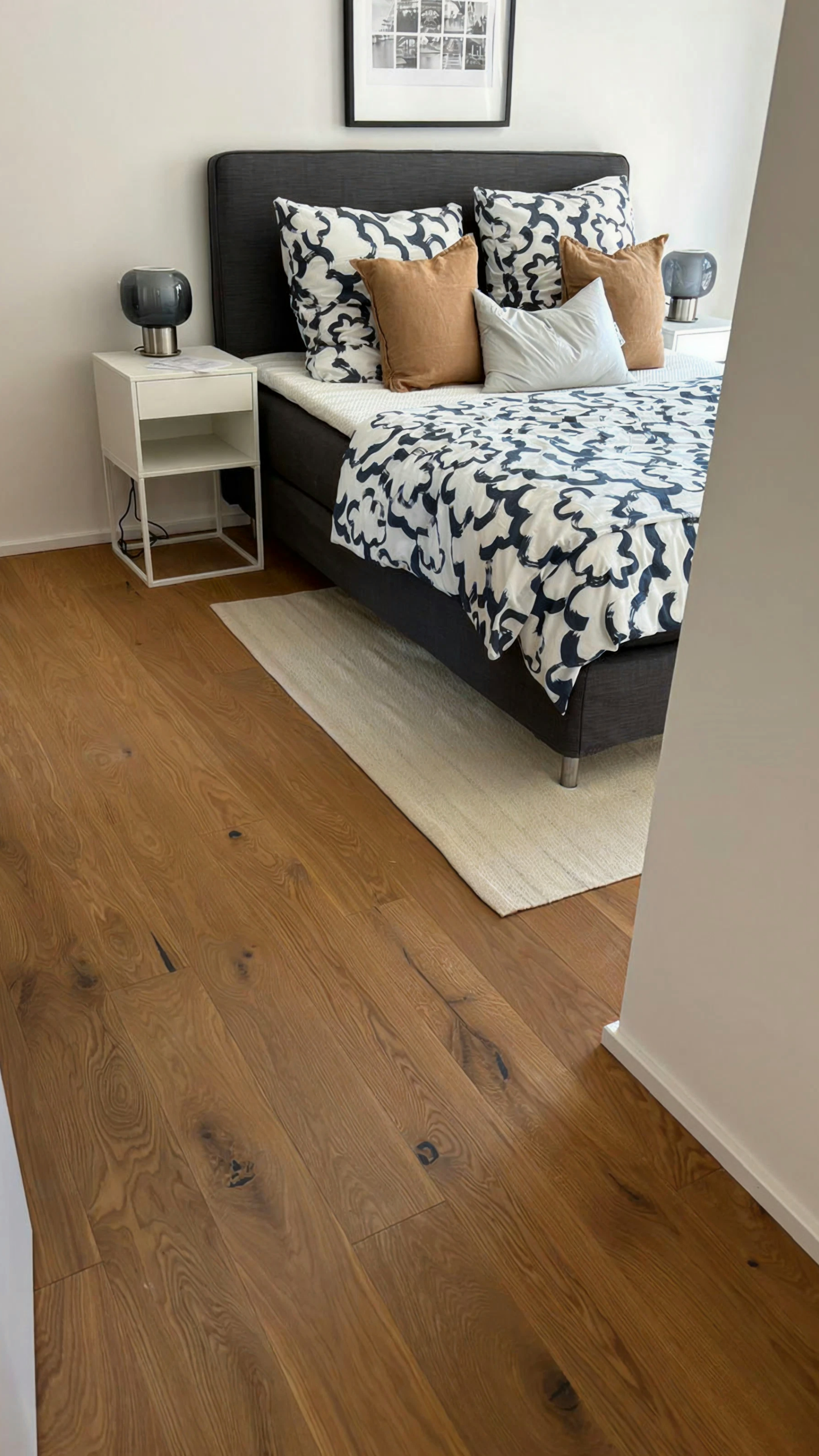 Eichenparkett mit lebendiger Maserung in modern eingerichtetem Schlafzimmer