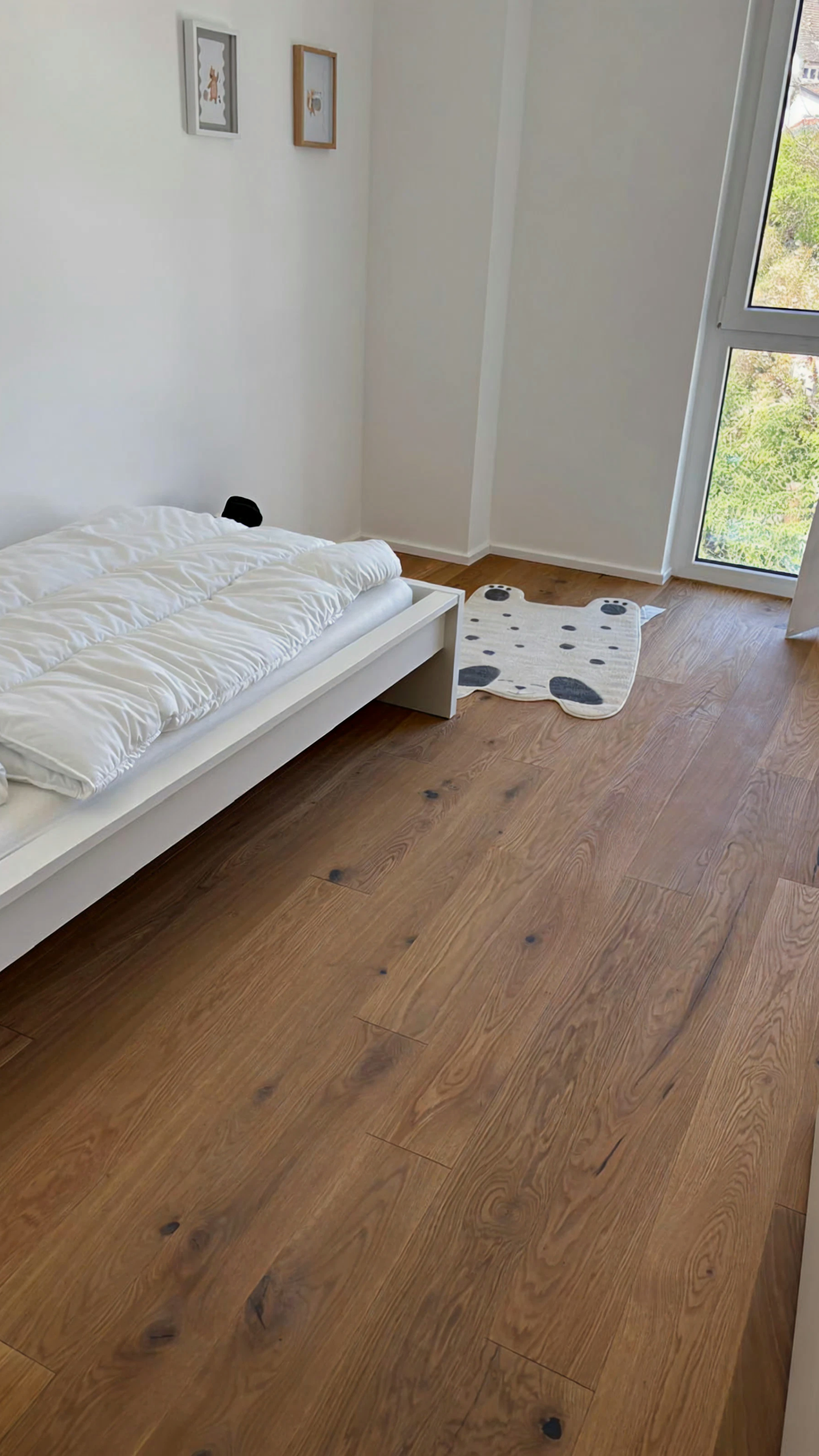 Holzboden mit markanter Maserung und Astspuren in einem modern eingerichteten Raum