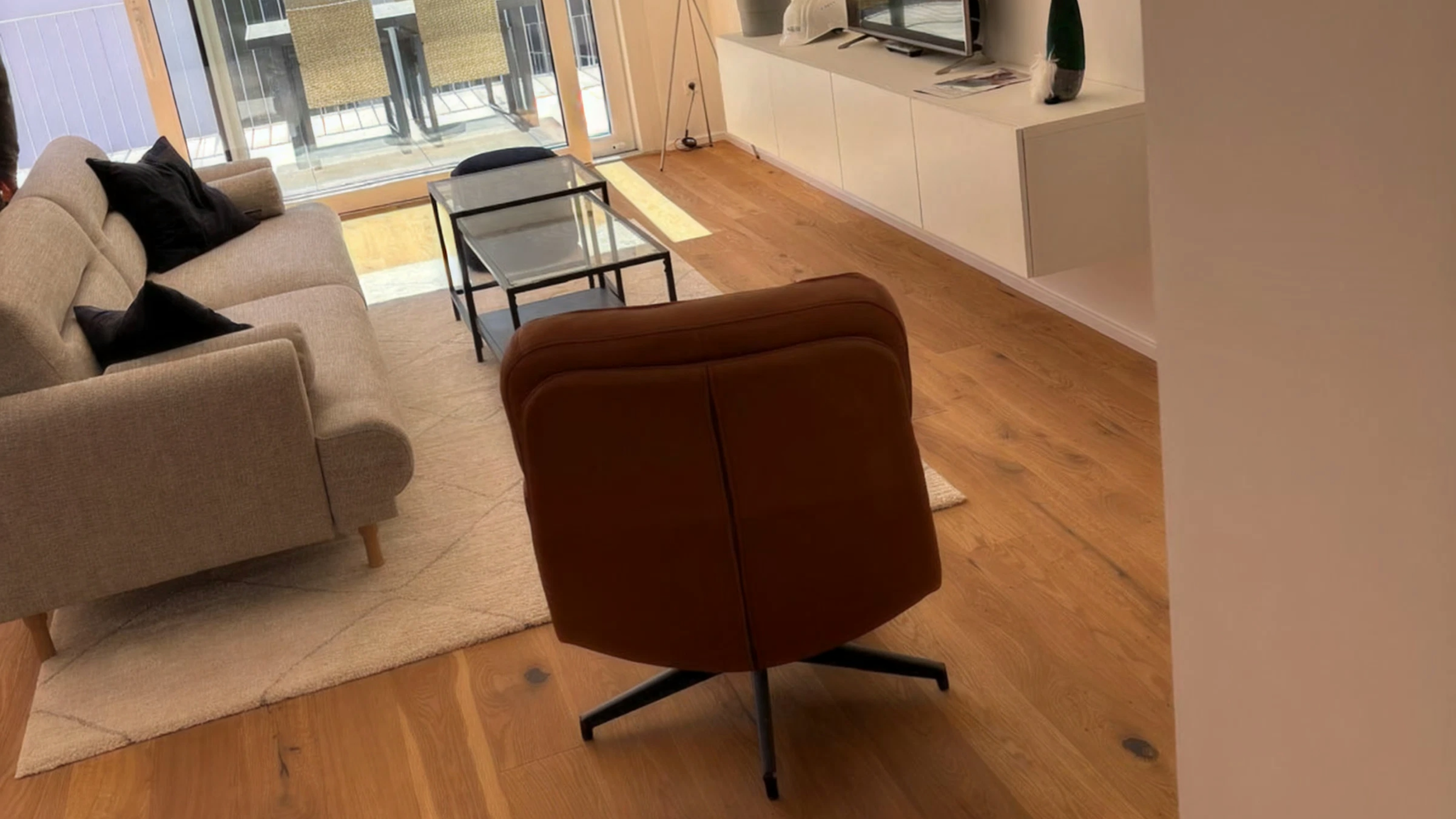 Helles Wohnzimmer mit Eichenparkett, gemütlicher Sitzecke und Zugang zur Terrasse